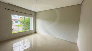 Casa a venda no Condomínio Jardins da Serra, Plana com 3 Quartos