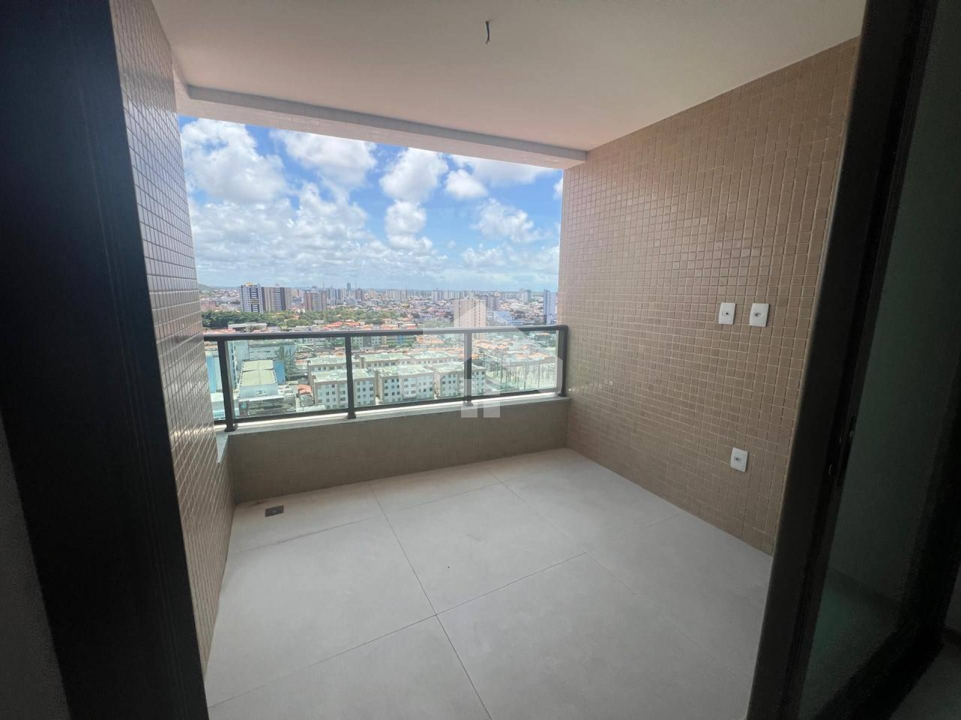 Apartamento em andar alto com 2 quartos sendo um suíte na Alameda das Árvores/ Luzia