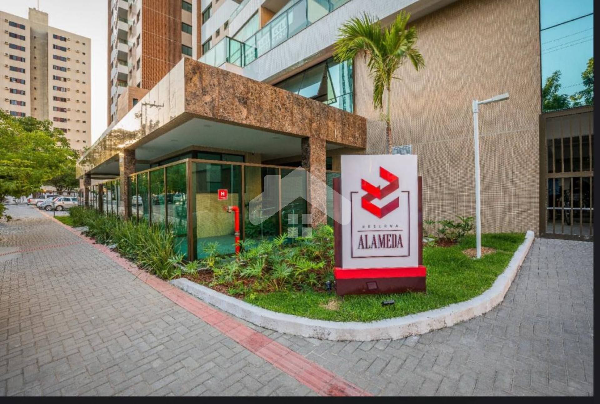 Apartamento em andar alto com 2 quartos sendo um suíte na Alameda das Árvores/ Luzia