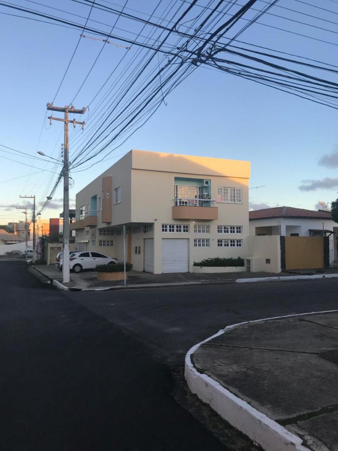 Ponto Comercial / Residencial Para Vender com 4 quartos 1 suítes no bairro Farolândia em Aracaju