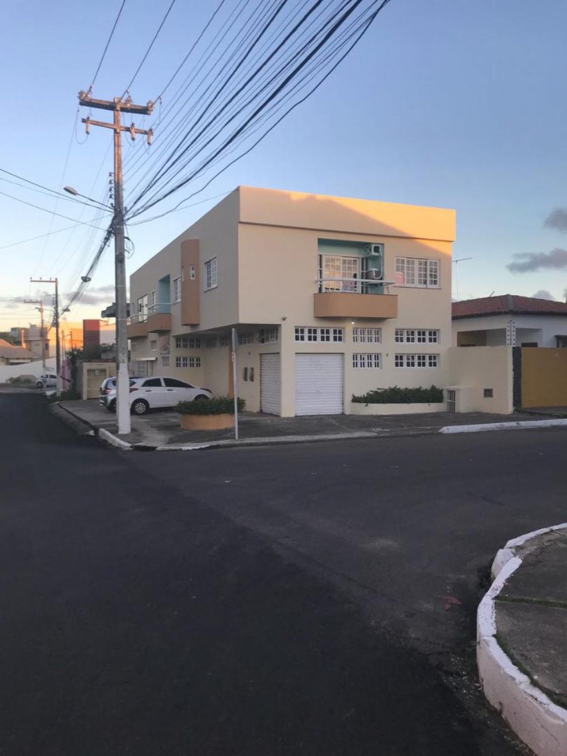 Ponto Comercial / Residencial Para Vender com 4 quartos 1 suítes no bairro Farolândia em Aracaju