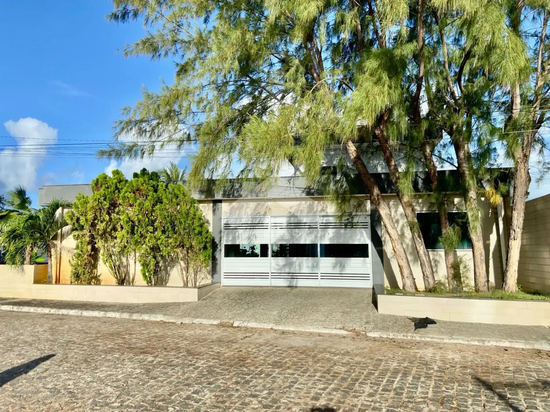 Casa de Condomínio Para Vender com 5 suítes no bairro Robalo em Aracaju