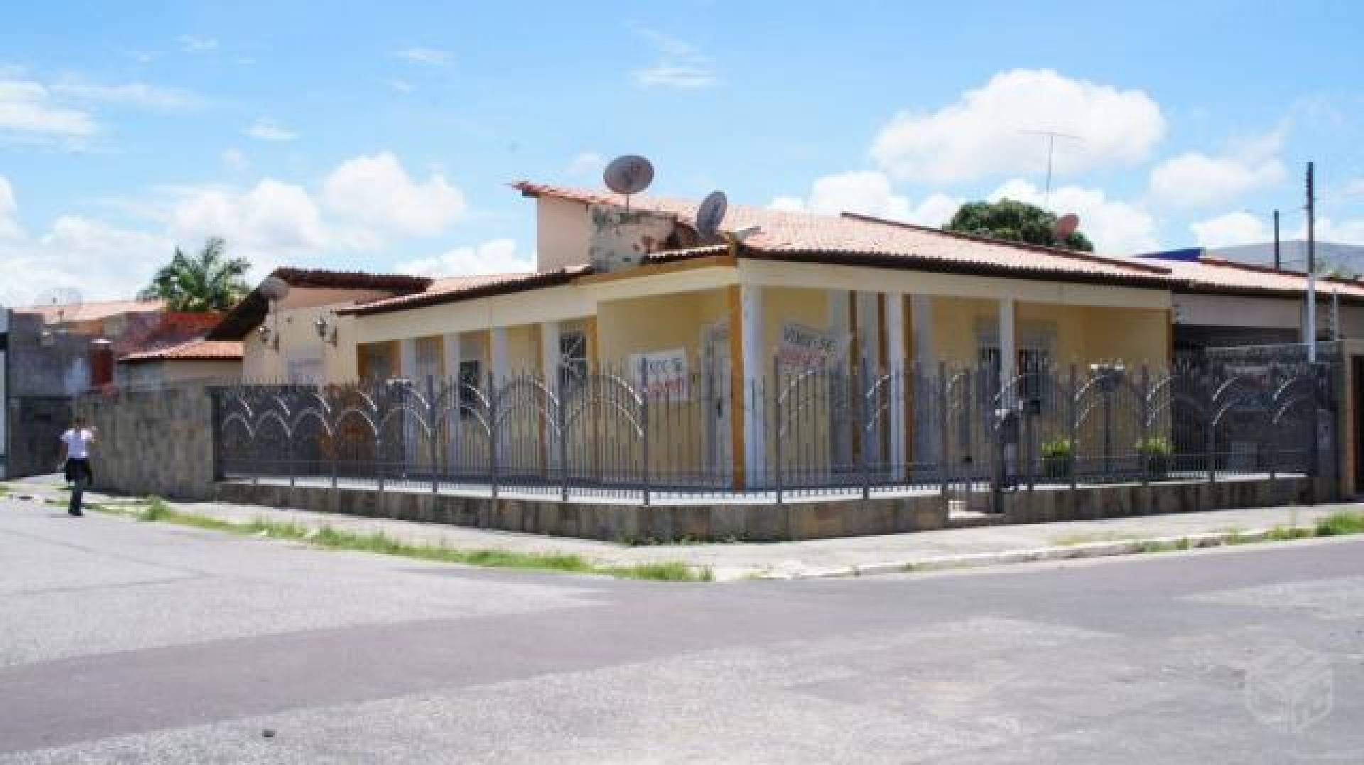 Casa Para Vender com 4 quartos 1 suítes no bairro Grageru em Aracaju