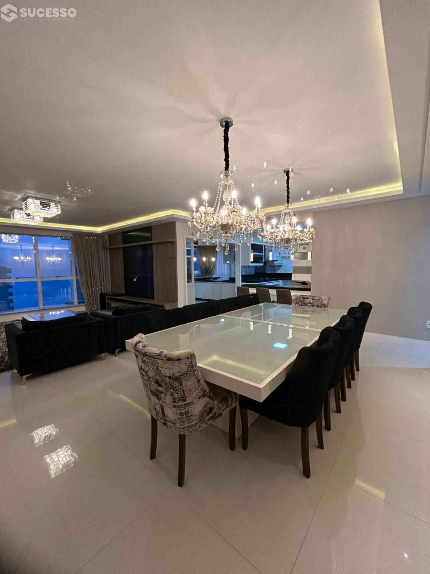 Apartamento Para Vender com 4 suítes no bairro Meia Praia em Itapema