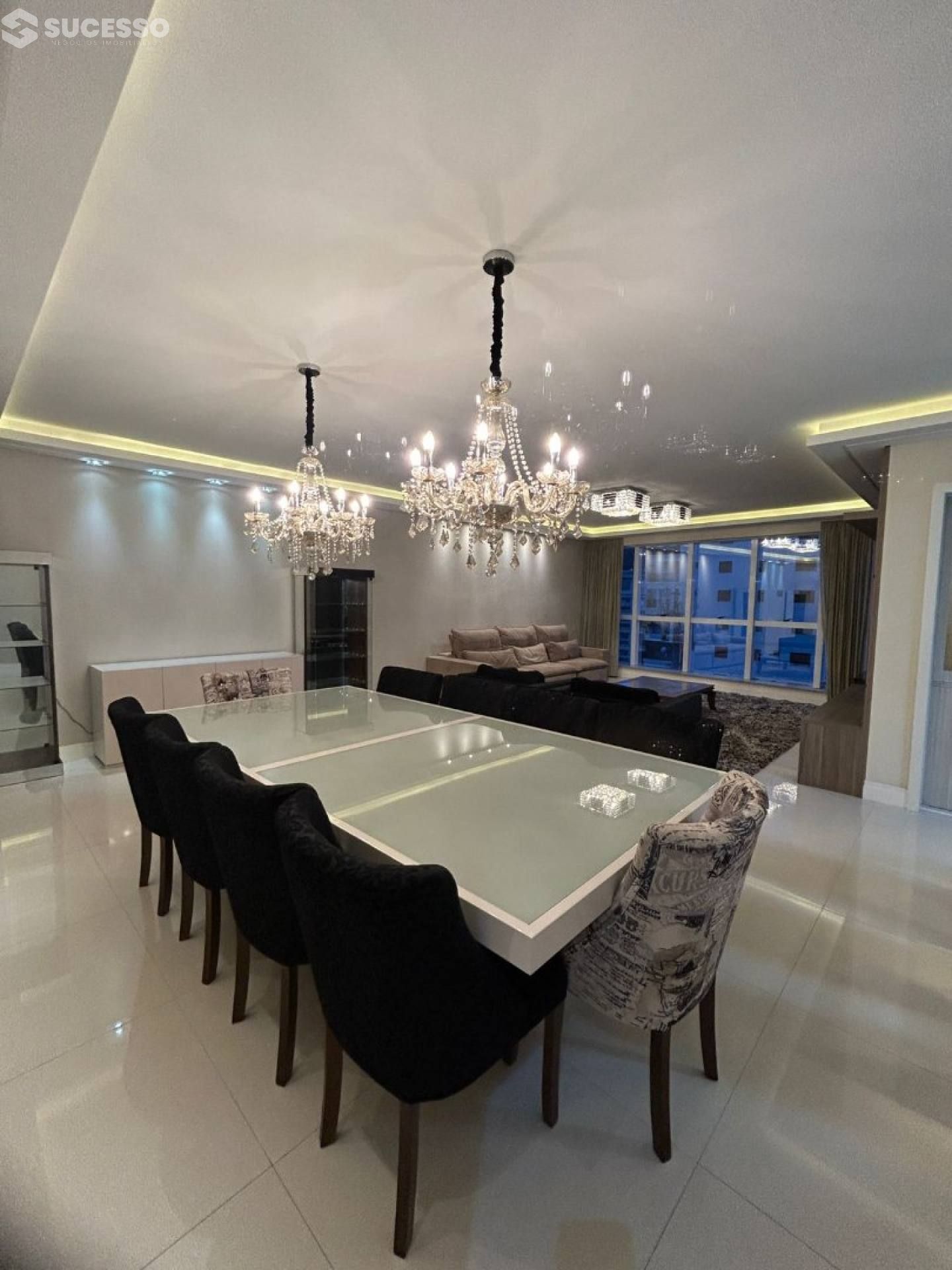 Apartamento Para Vender com 4 suítes no bairro Meia Praia em Itapema