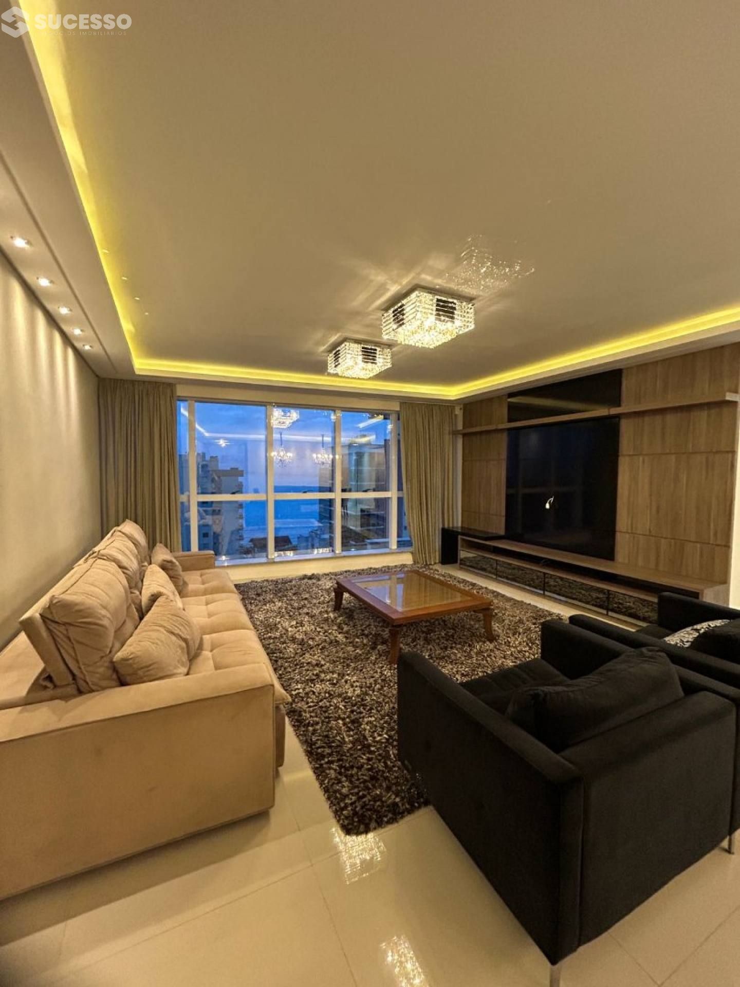 Apartamento Para Vender com 4 suítes no bairro Meia Praia em Itapema