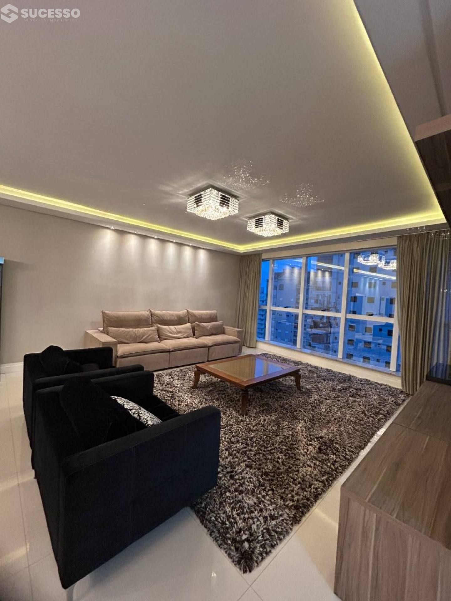 Apartamento Para Vender com 4 suítes no bairro Meia Praia em Itapema