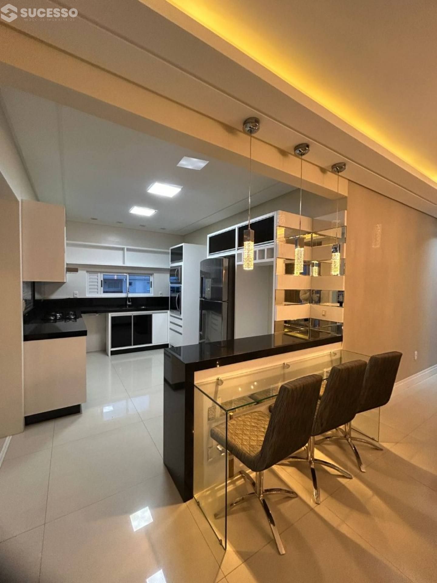 Apartamento Para Vender com 4 suítes no bairro Meia Praia em Itapema