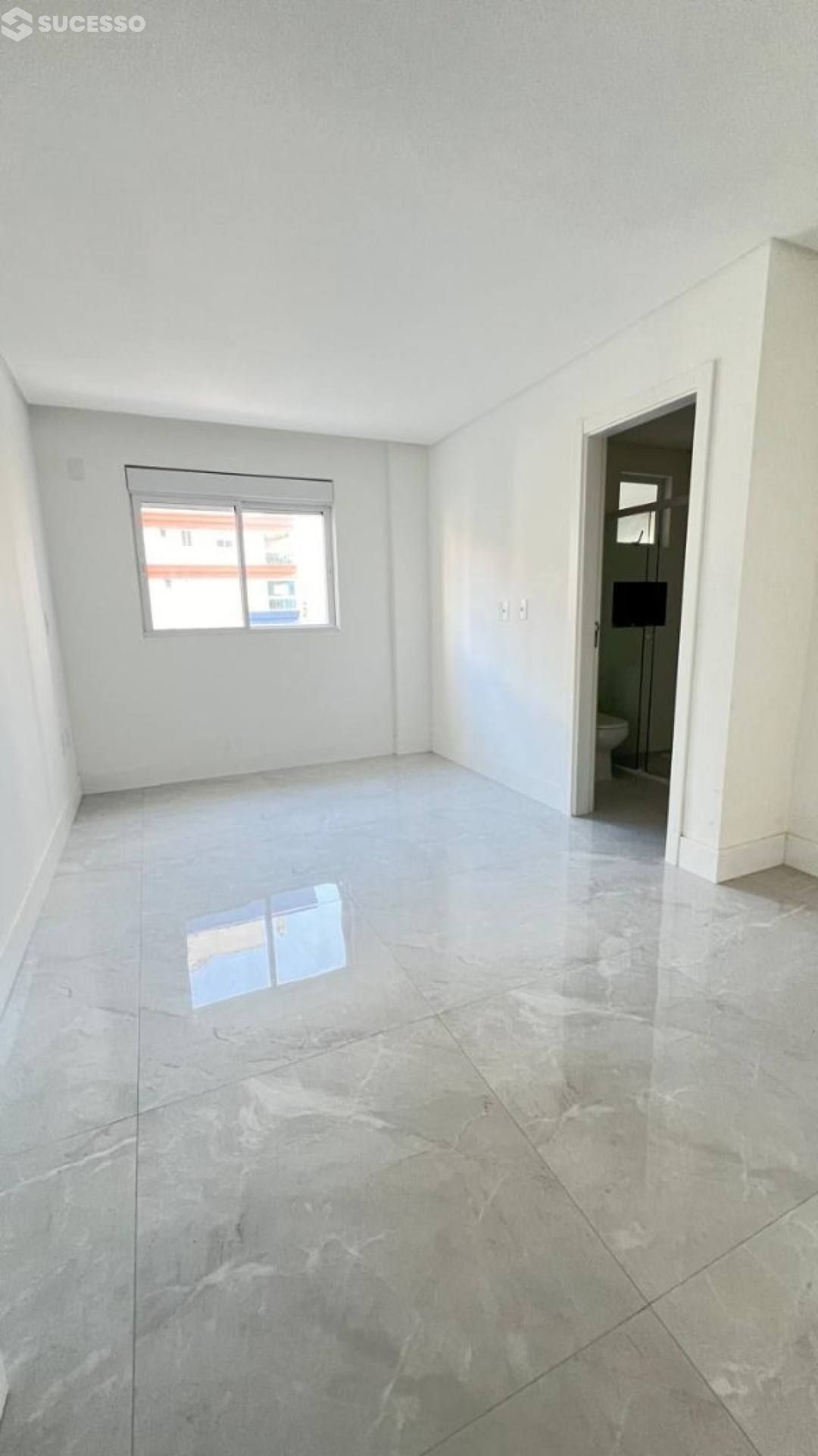 Apartamento Novo com 3 suítes no bairro Meia Praia, Itapema