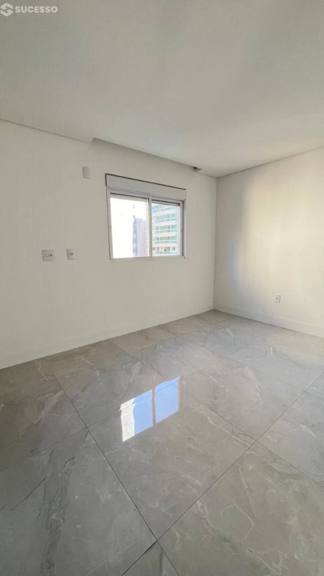 Apartamento Novo com 3 suítes no bairro Meia Praia, Itapema