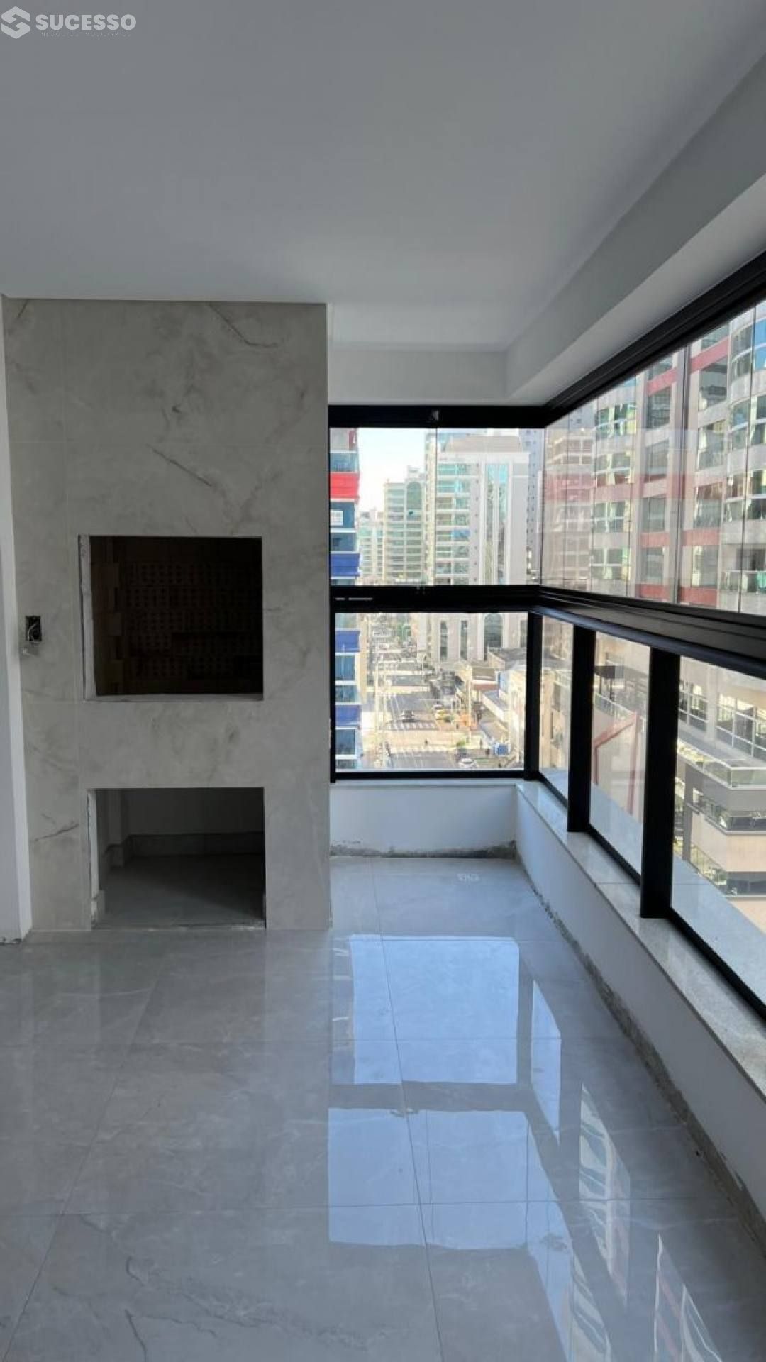 Apartamento Novo com 3 suítes no bairro Meia Praia, Itapema