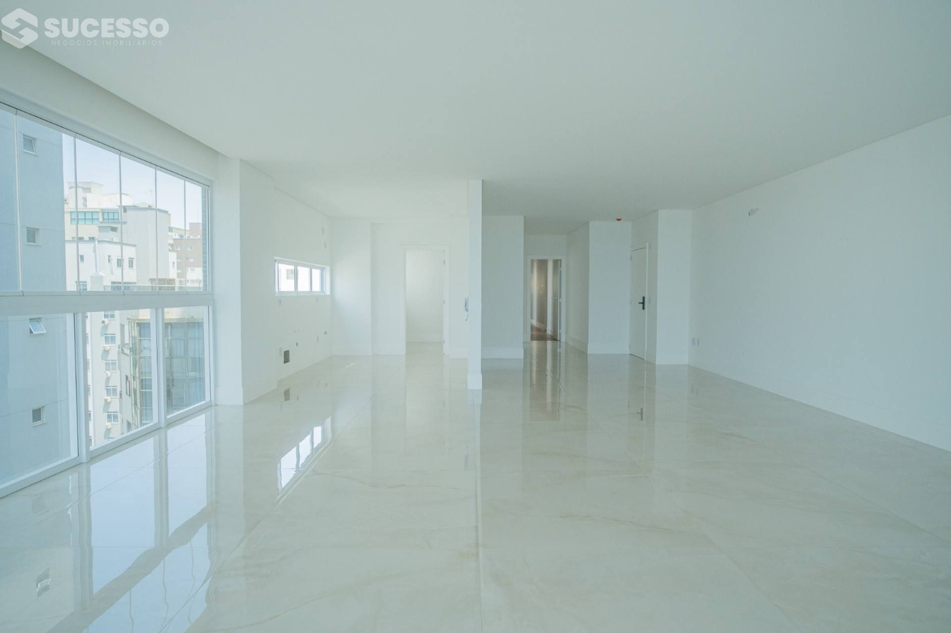 Apartamento de 4 Suítes à Venda em Meia Praia, Itapema