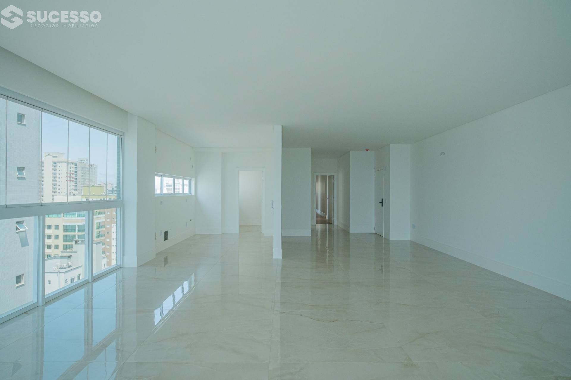 Apartamento de 4 Suítes à Venda em Meia Praia, Itapema