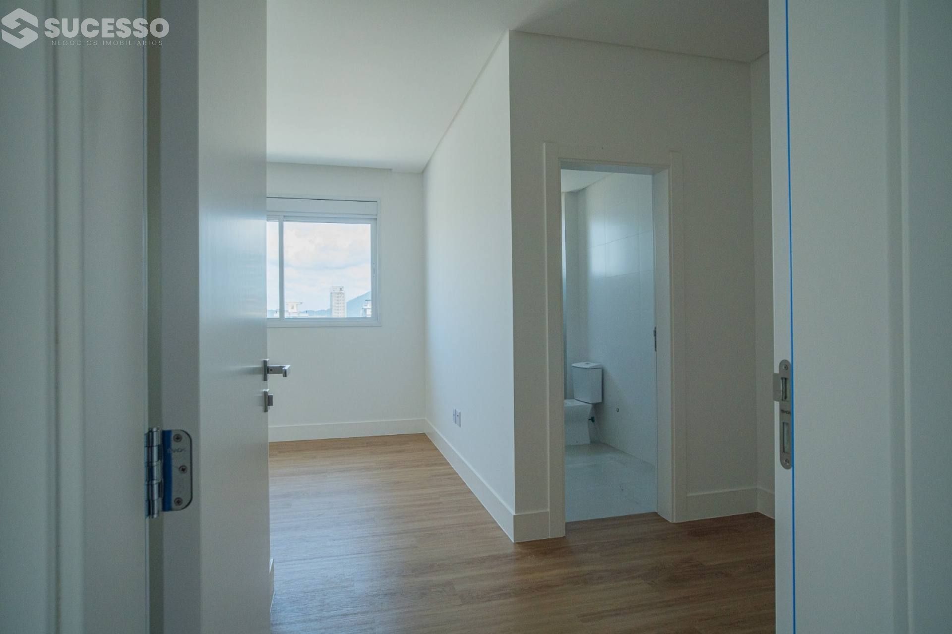 Apartamento de 4 Suítes à Venda em Meia Praia, Itapema