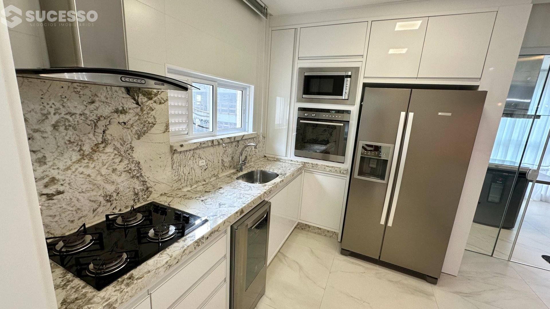 Apartamento com 4 Suítes no Residencial Zimmermann, Meia Praia