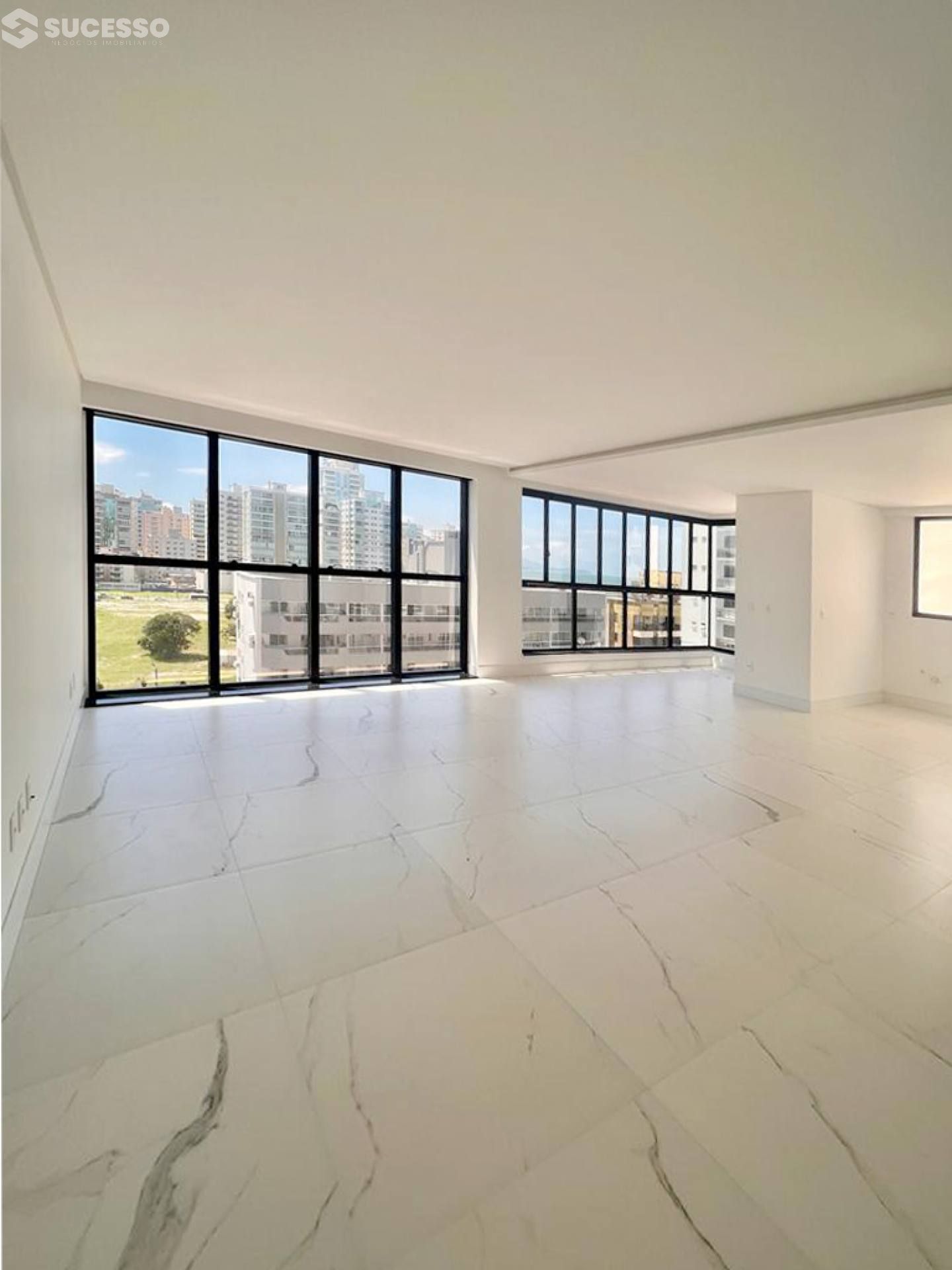 Apartamento à Venda com 3 Suítes no Carmel Residence, Meia Praia