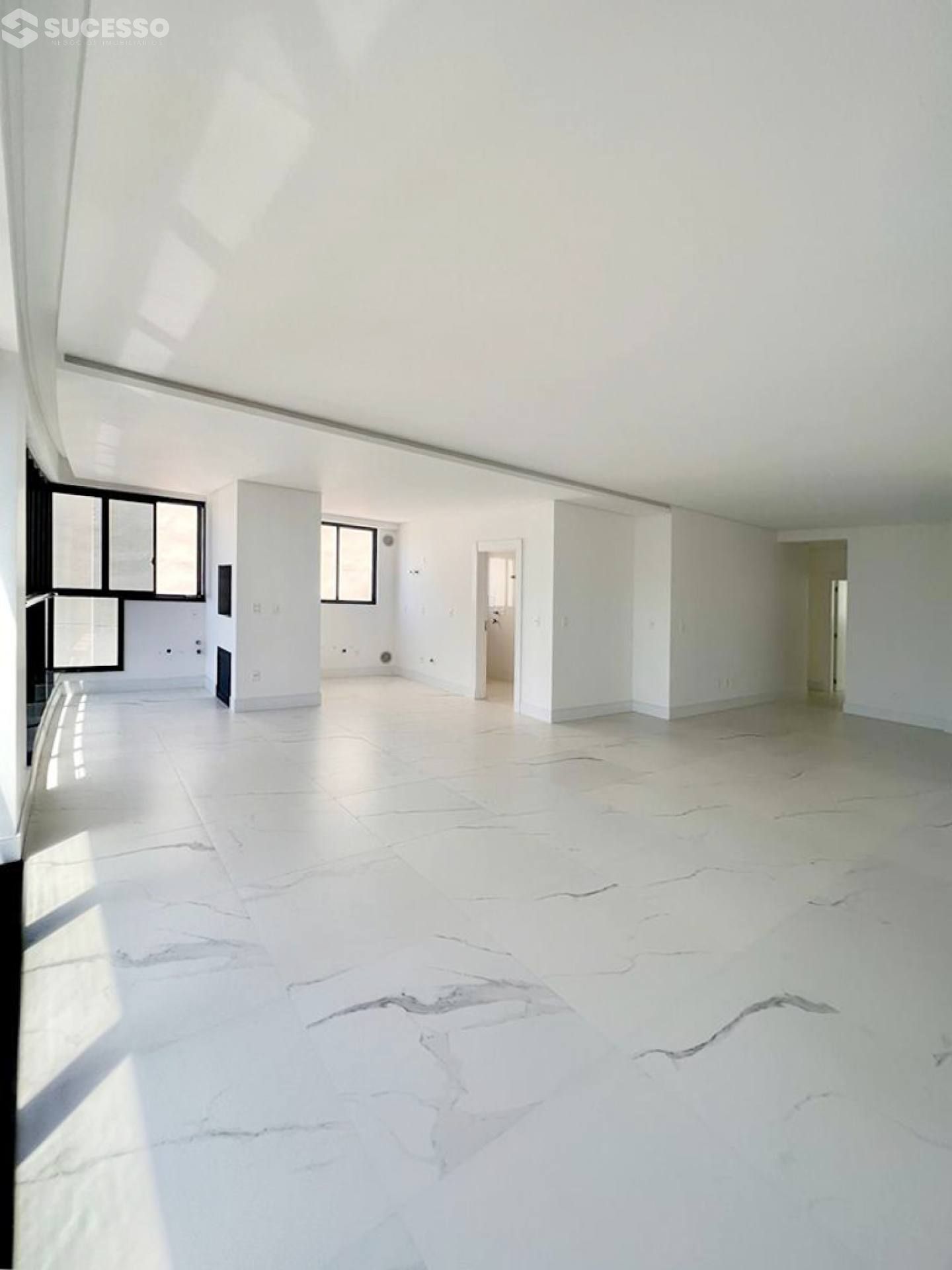 Apartamento à Venda com 3 Suítes no Carmel Residence, Meia Praia