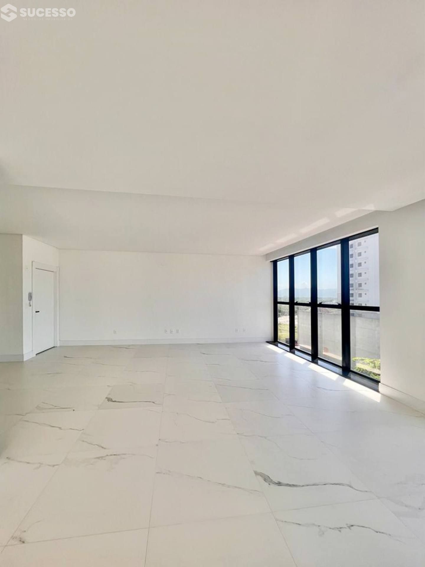 Apartamento à Venda com 3 Suítes no Carmel Residence, Meia Praia