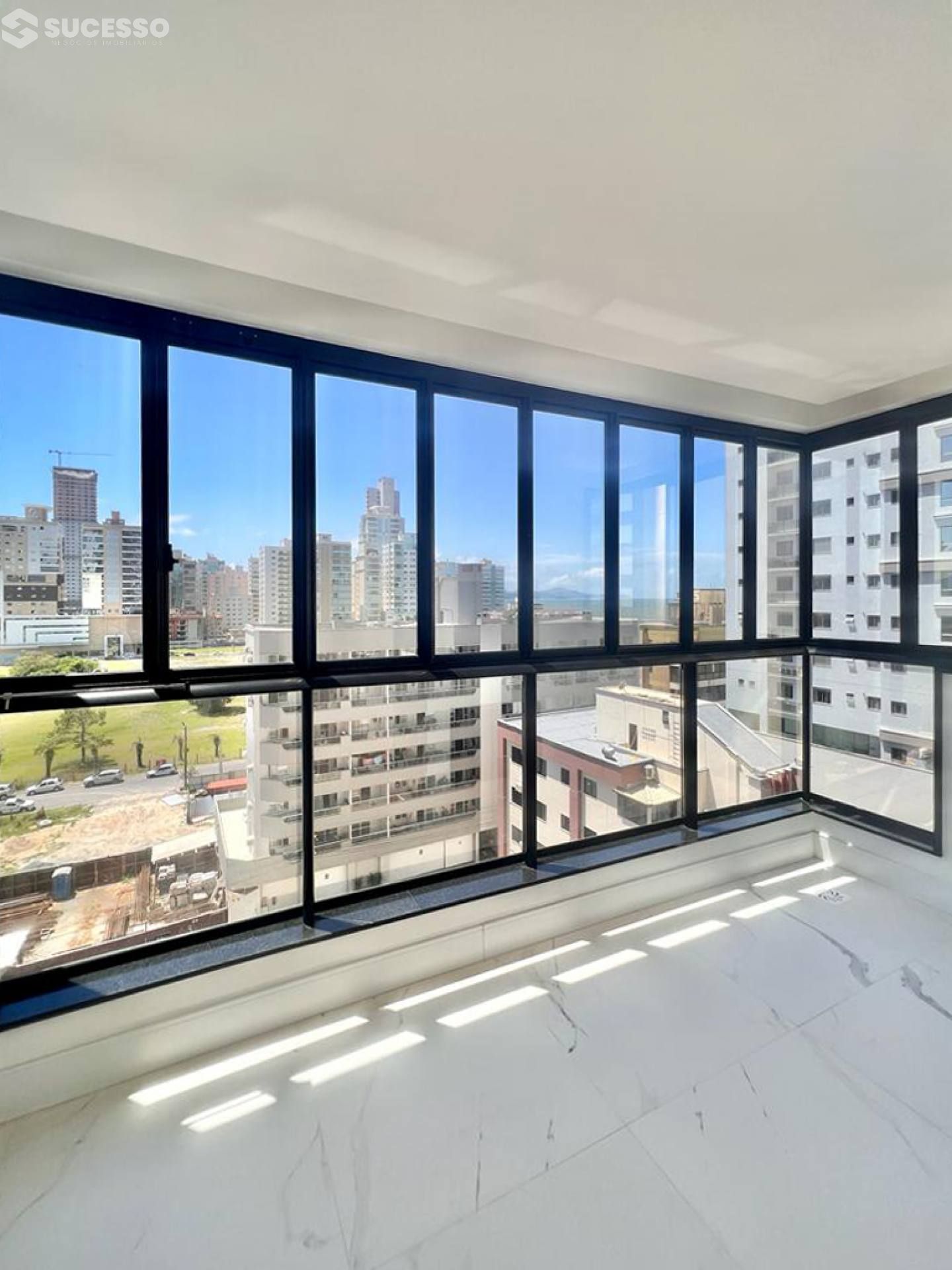 Apartamento à Venda com 3 Suítes no Carmel Residence, Meia Praia