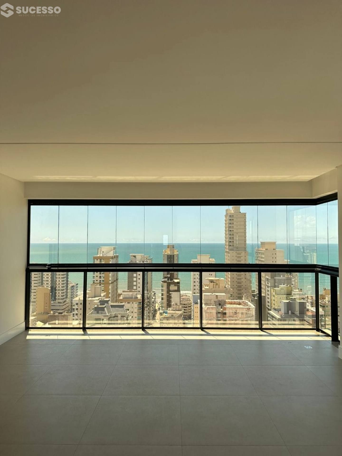 Apartamento com 3 Suítes à Venda em Meia Praia, Itapema