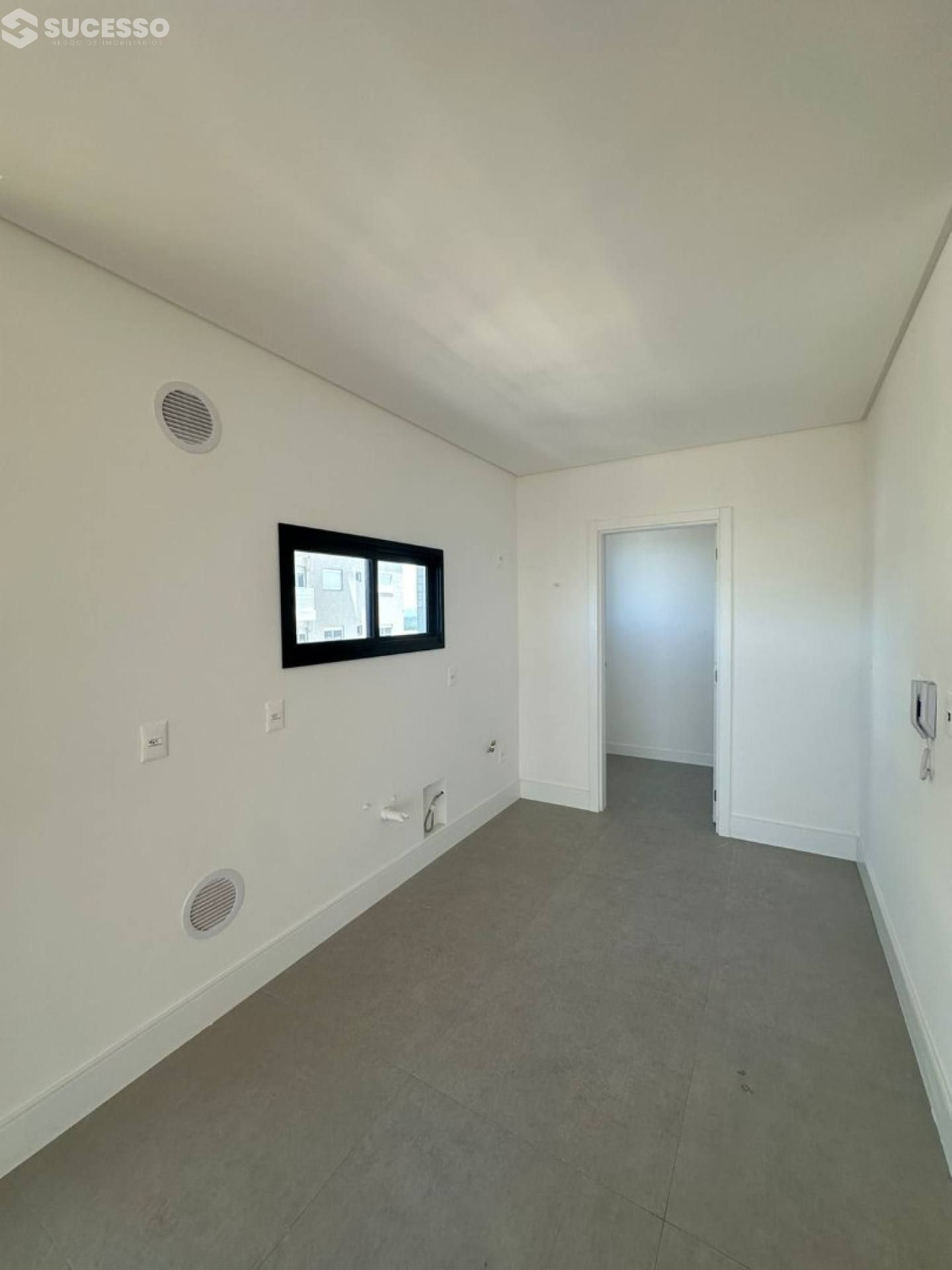 Apartamento com 3 Suítes à Venda em Meia Praia, Itapema