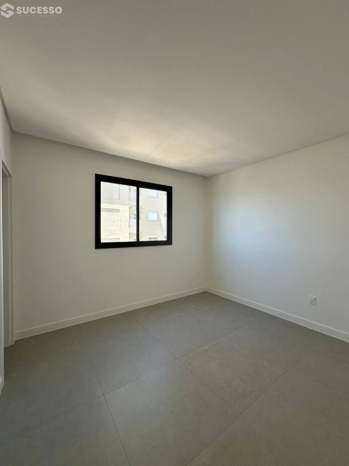 Apartamento com 3 Suítes à Venda em Meia Praia, Itapema