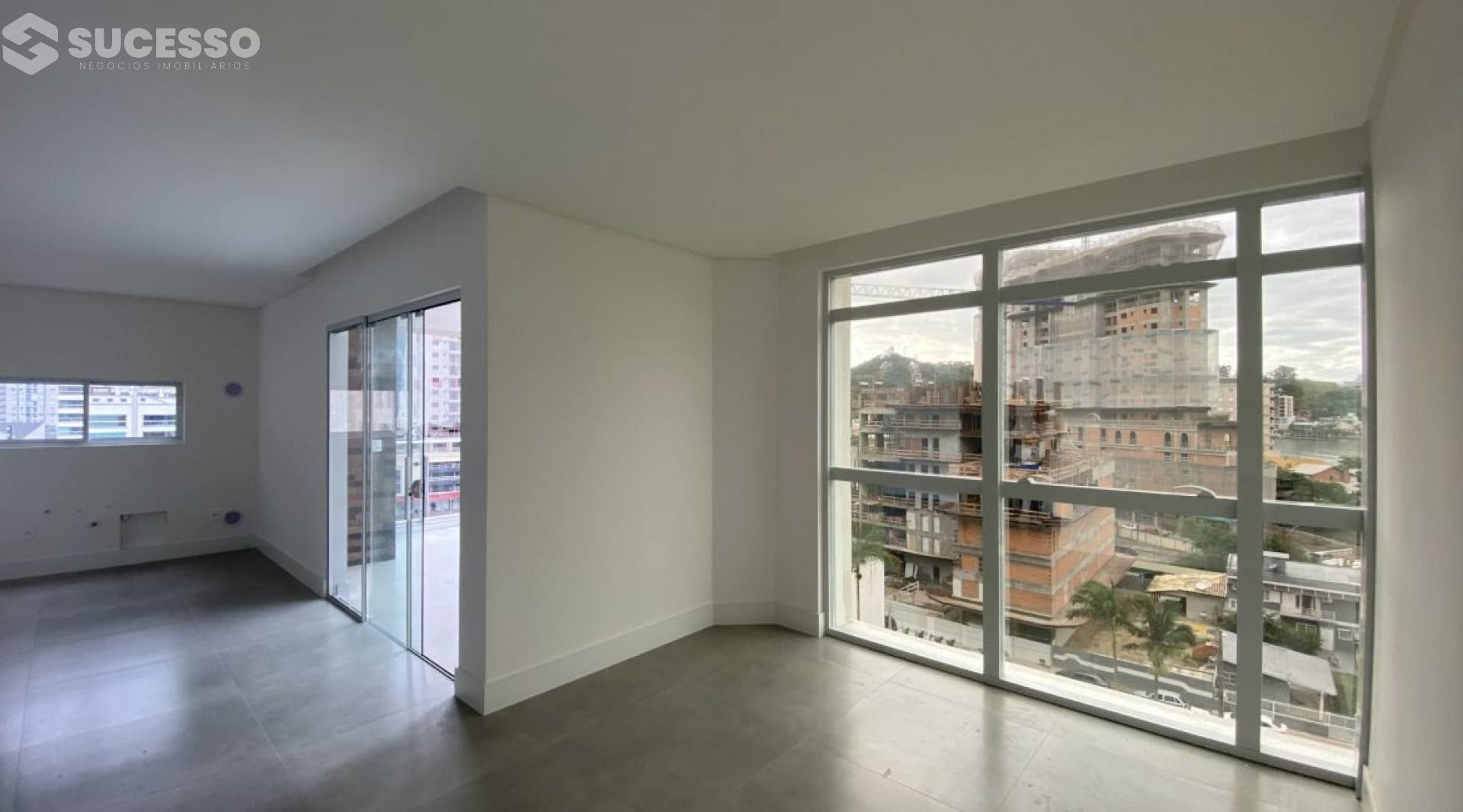 Apartamento Para Vender com 3 suítes no bairro Centro em Itapema