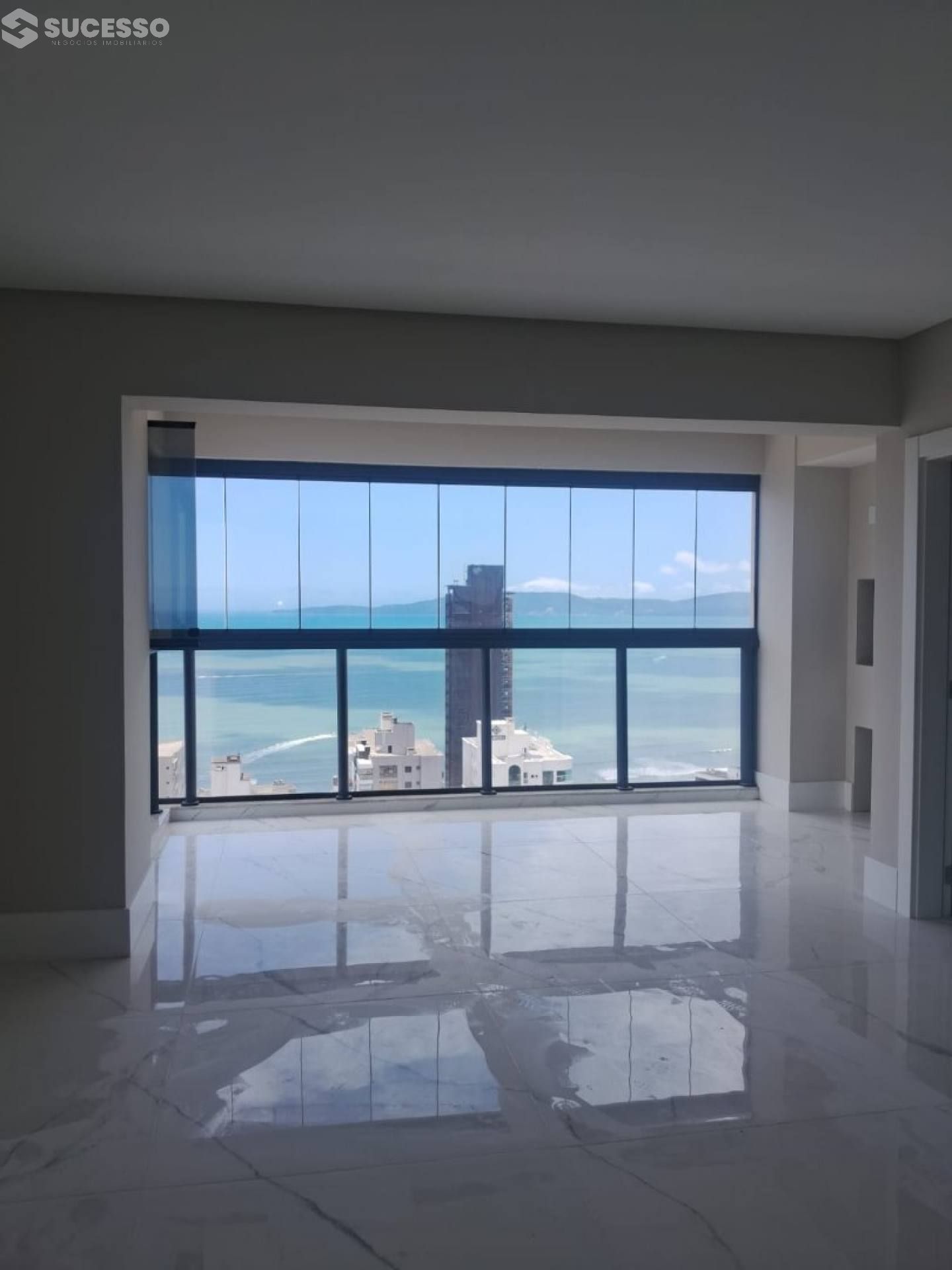 Apartamento com 3 Suítes no Centro de Itapema