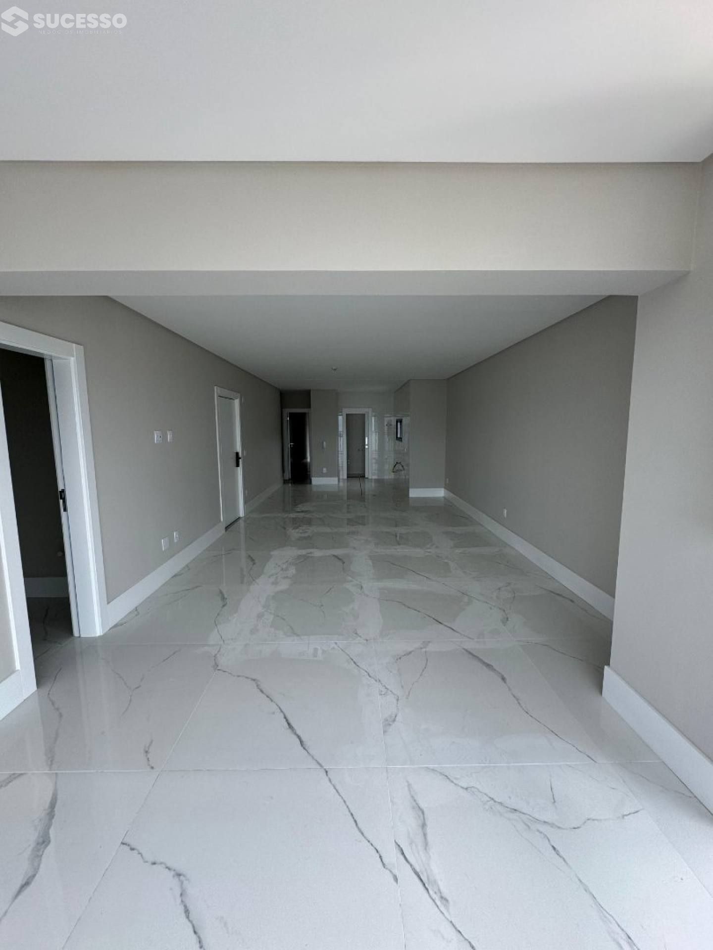 Apartamento com 3 Suítes no Centro de Itapema