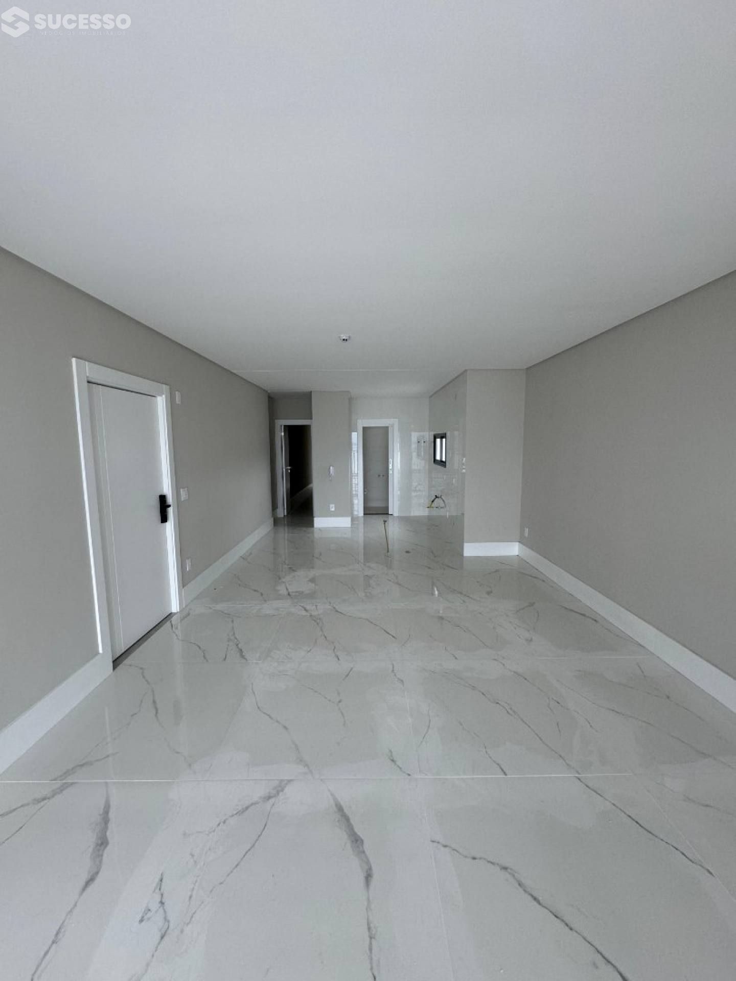 Apartamento com 3 Suítes no Centro de Itapema