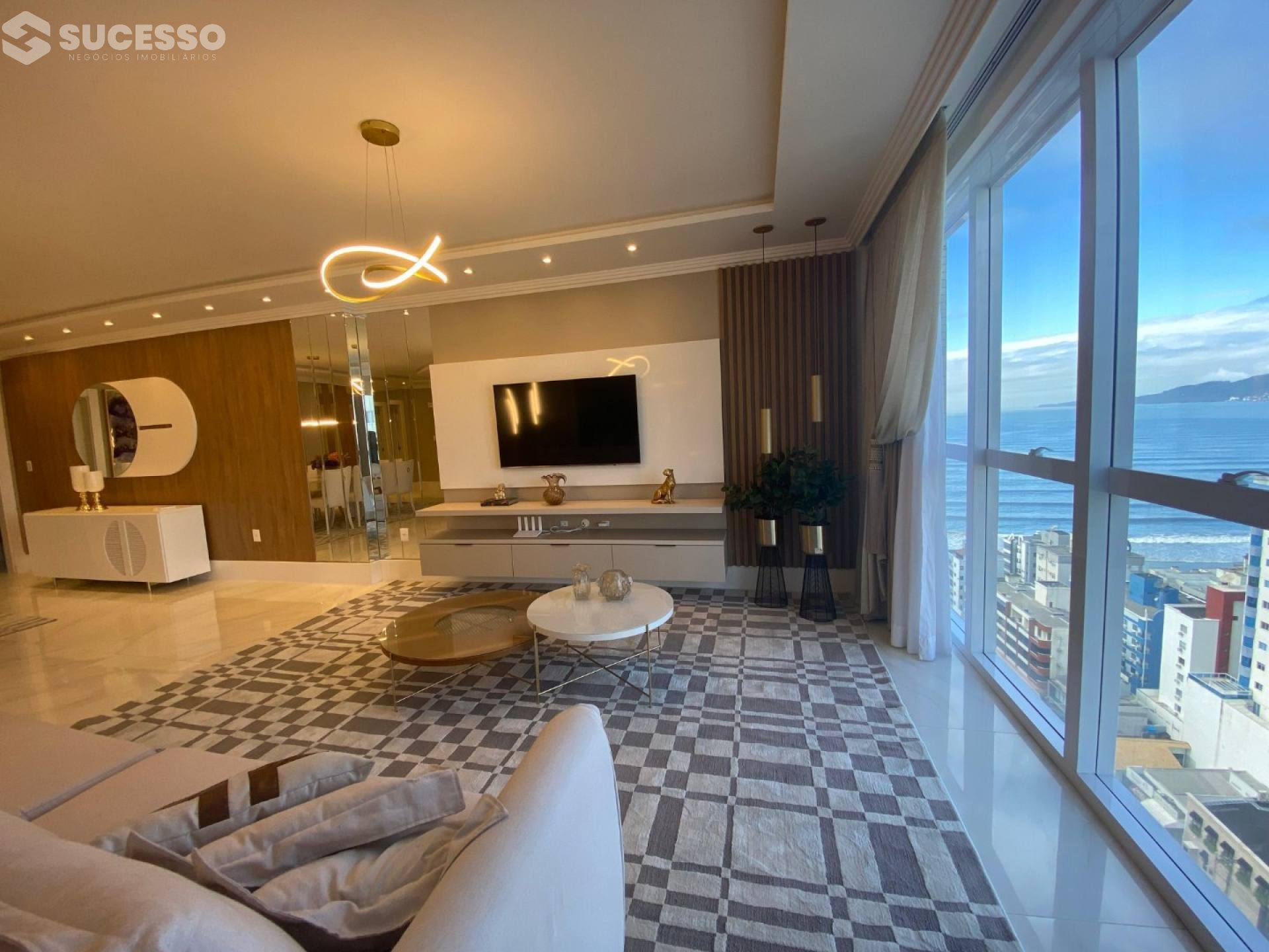 Apartamento Para Vender com4 suítes na Meia Praia em Itapema