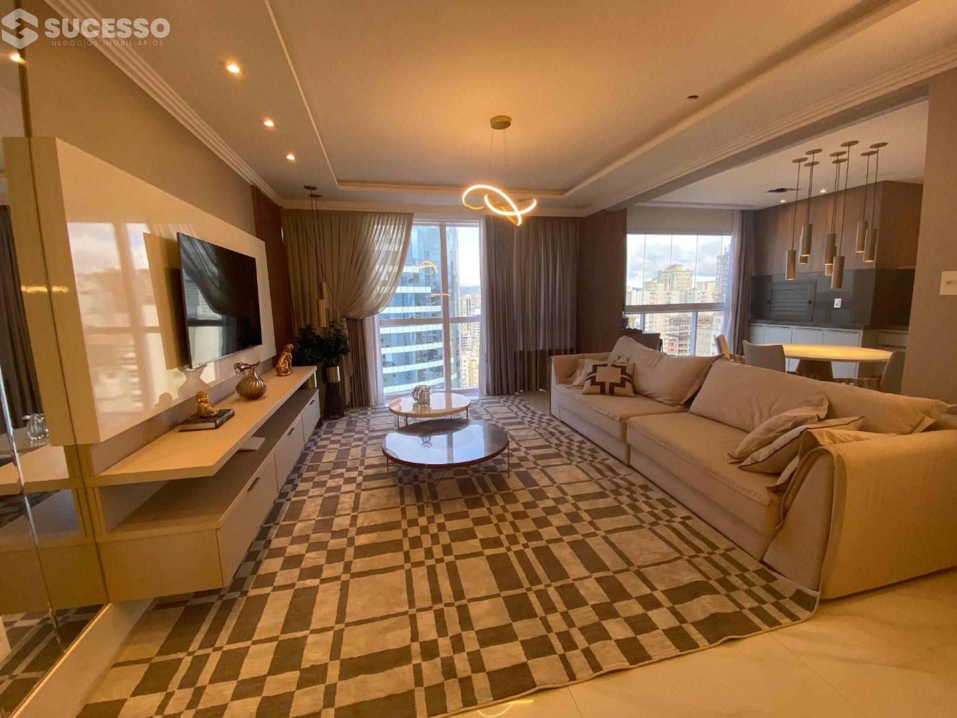 Apartamento Para Vender com4 suítes na Meia Praia em Itapema