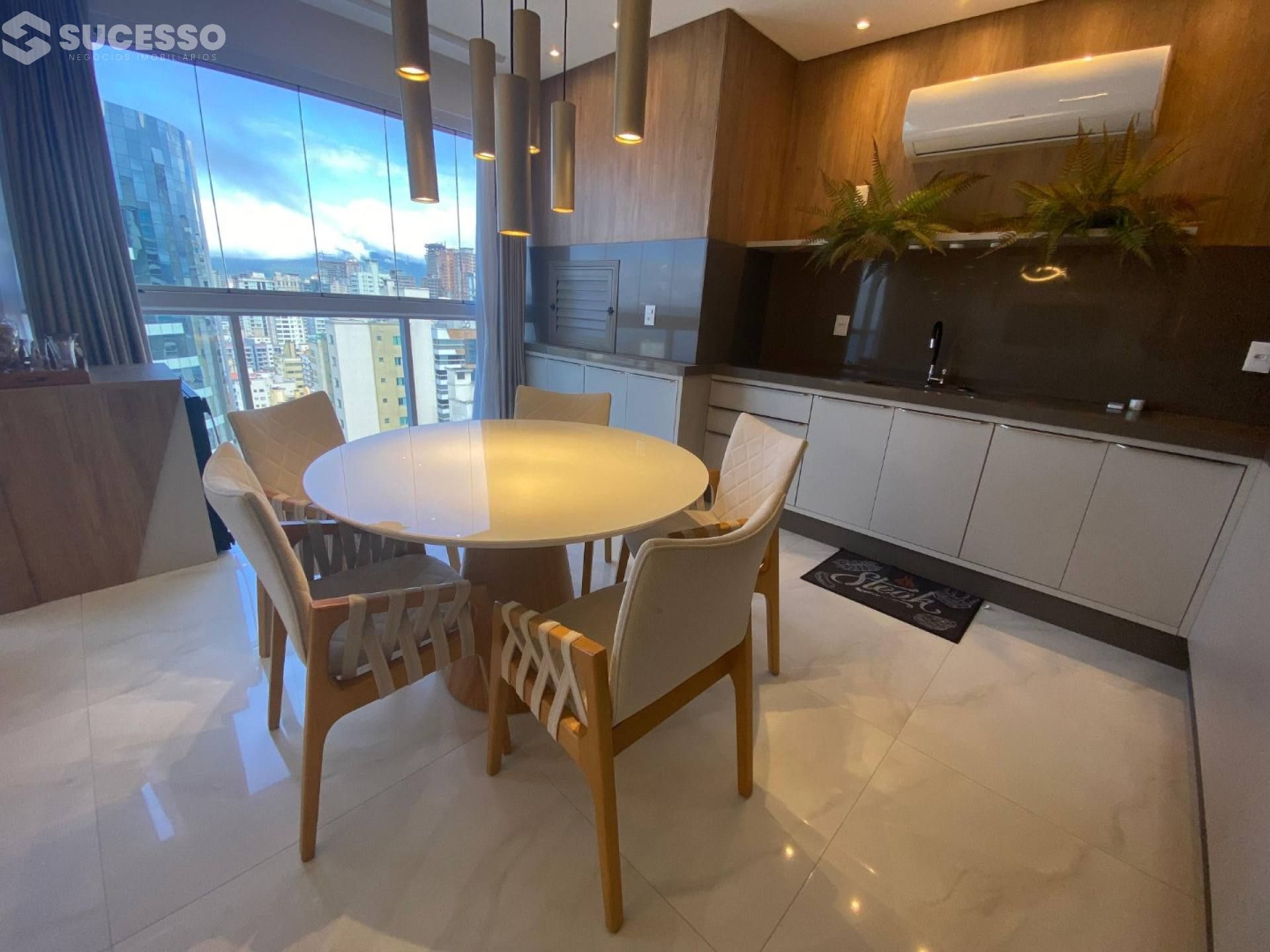 Apartamento Para Vender com4 suítes na Meia Praia em Itapema