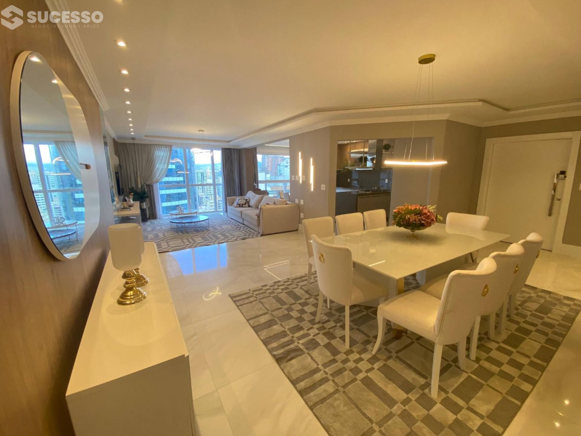 Apartamento Para Vender com4 suítes na Meia Praia em Itapema