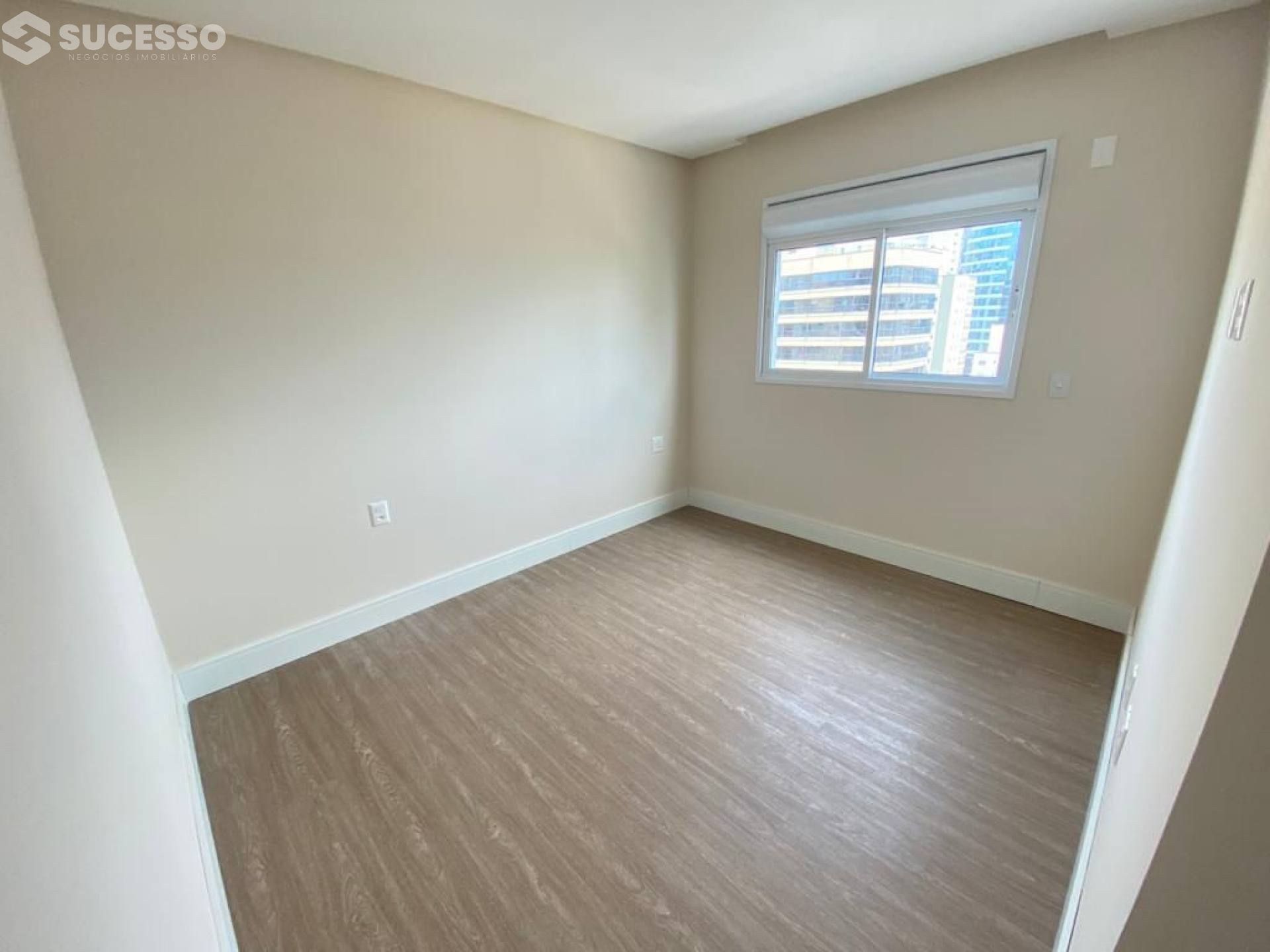 Apartamento de Alto Padrão com 4 Suítes em Meia Praia, Itapema