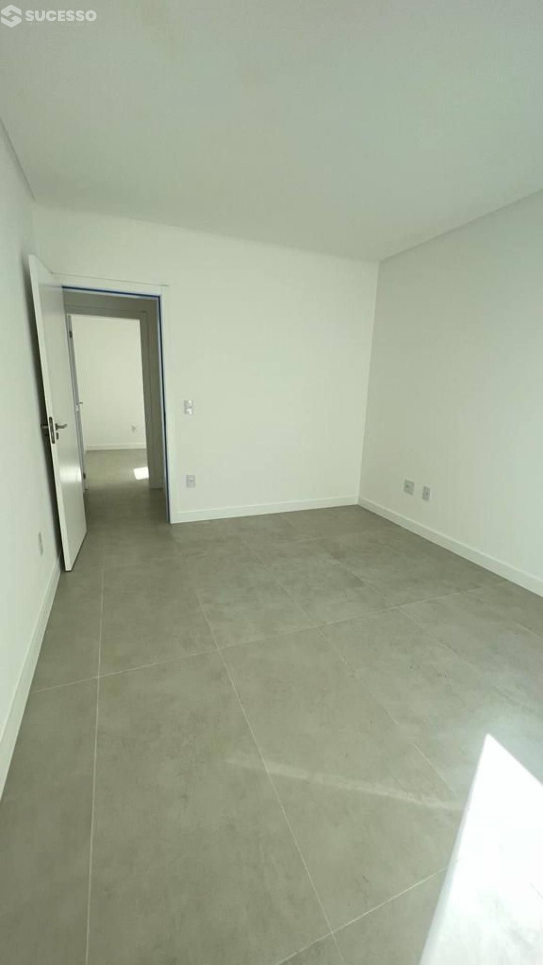 Apartamento com 2 Suítes no Residencial Vale do Sol em Meia Praia