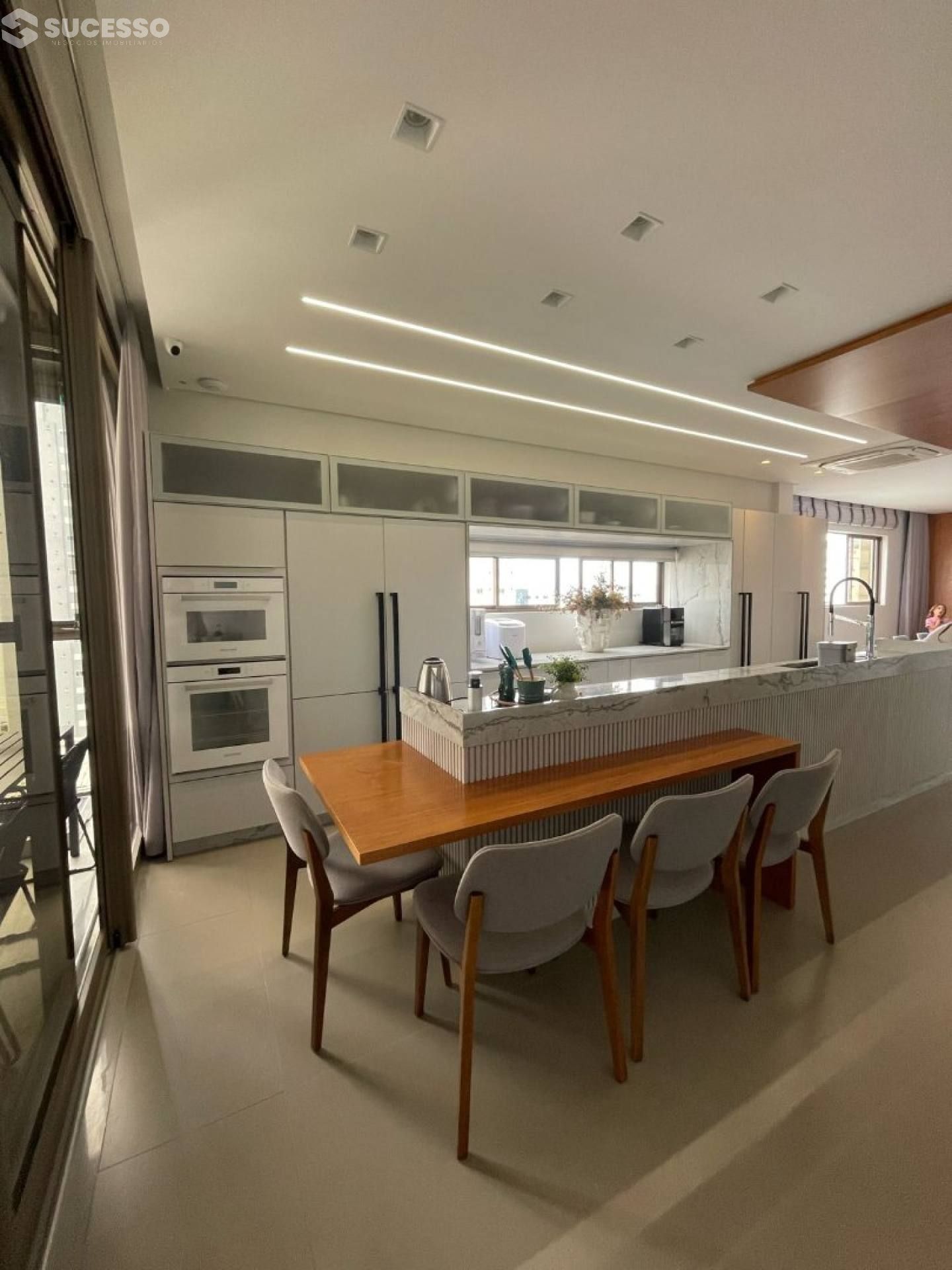 Cobertura Duplex com Piscina Privativa em Meia Praia, Itapema