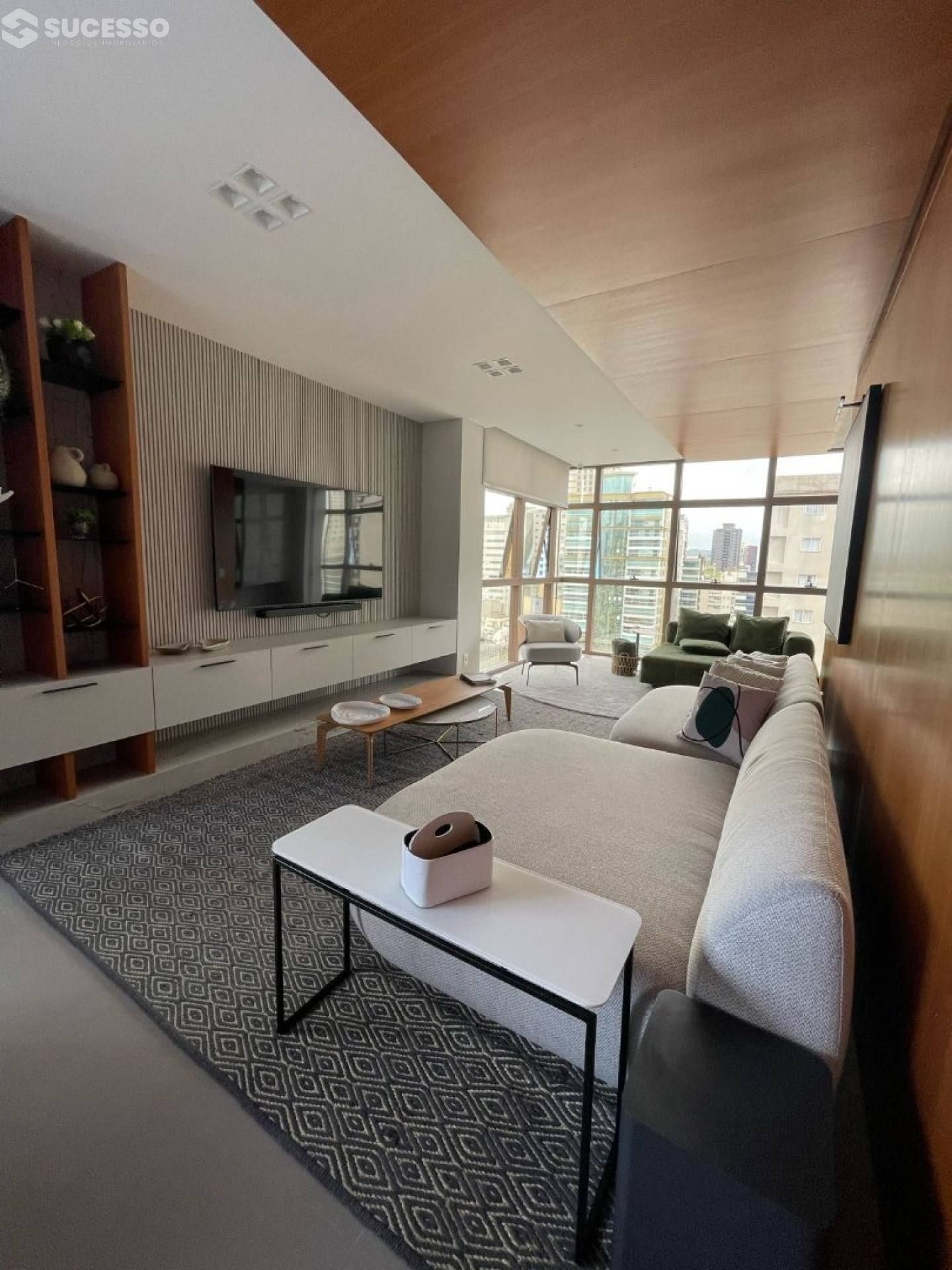 Cobertura Duplex com Piscina Privativa em Meia Praia, Itapema