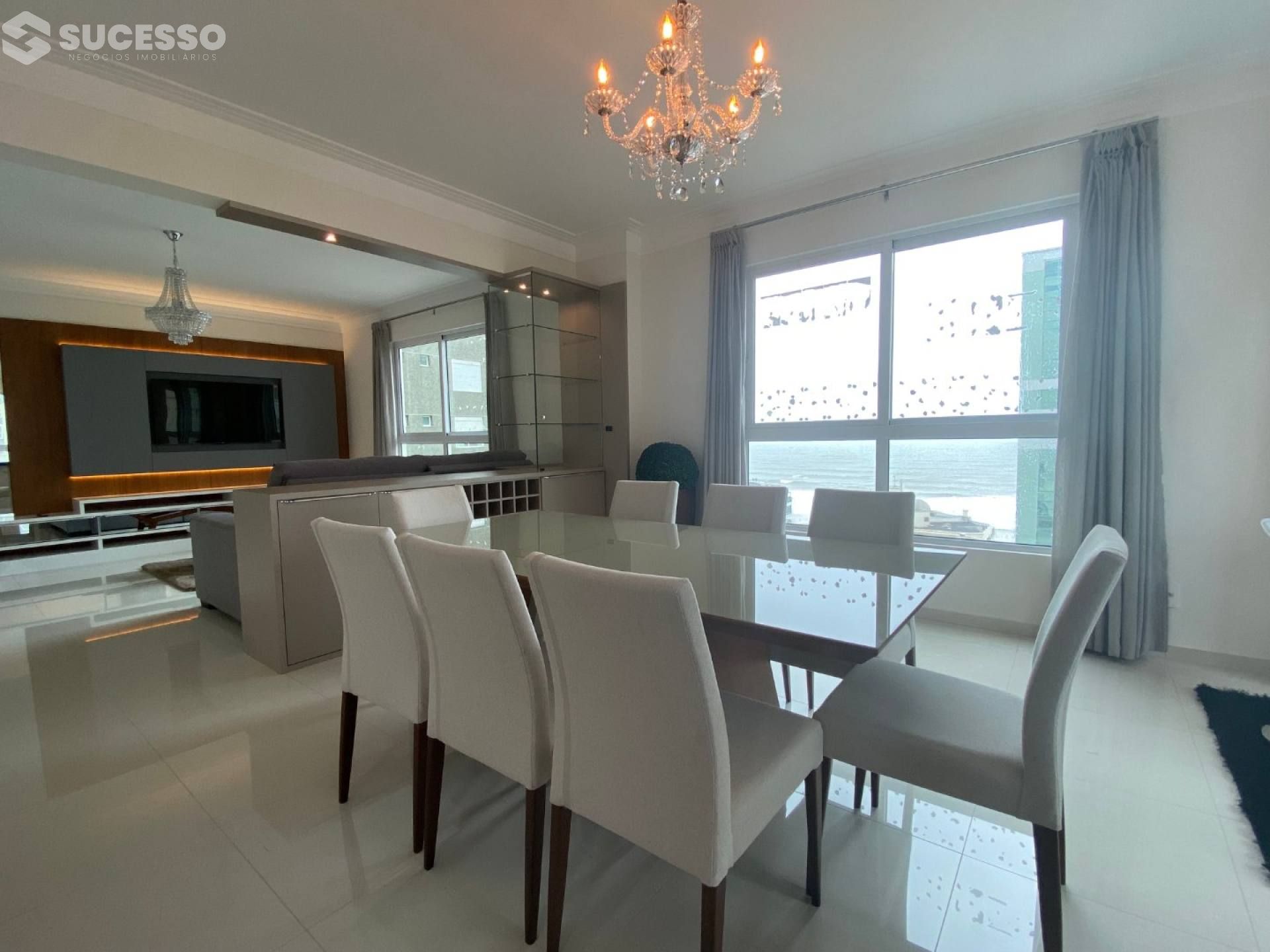 Apartamento no Central Tower na Meia Praia, Itapema