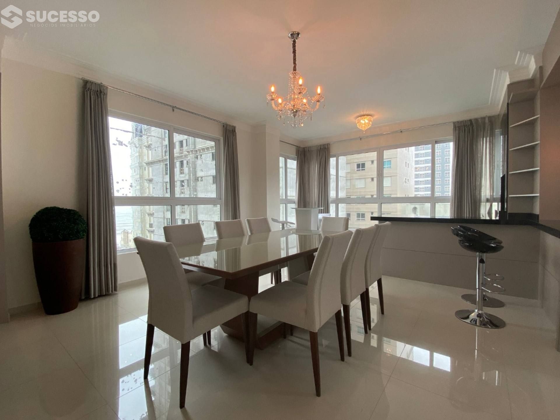 Apartamento no Central Tower na Meia Praia, Itapema