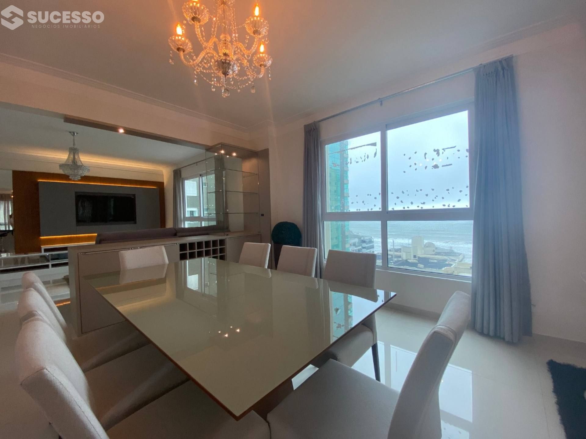 Apartamento no Central Tower na Meia Praia, Itapema