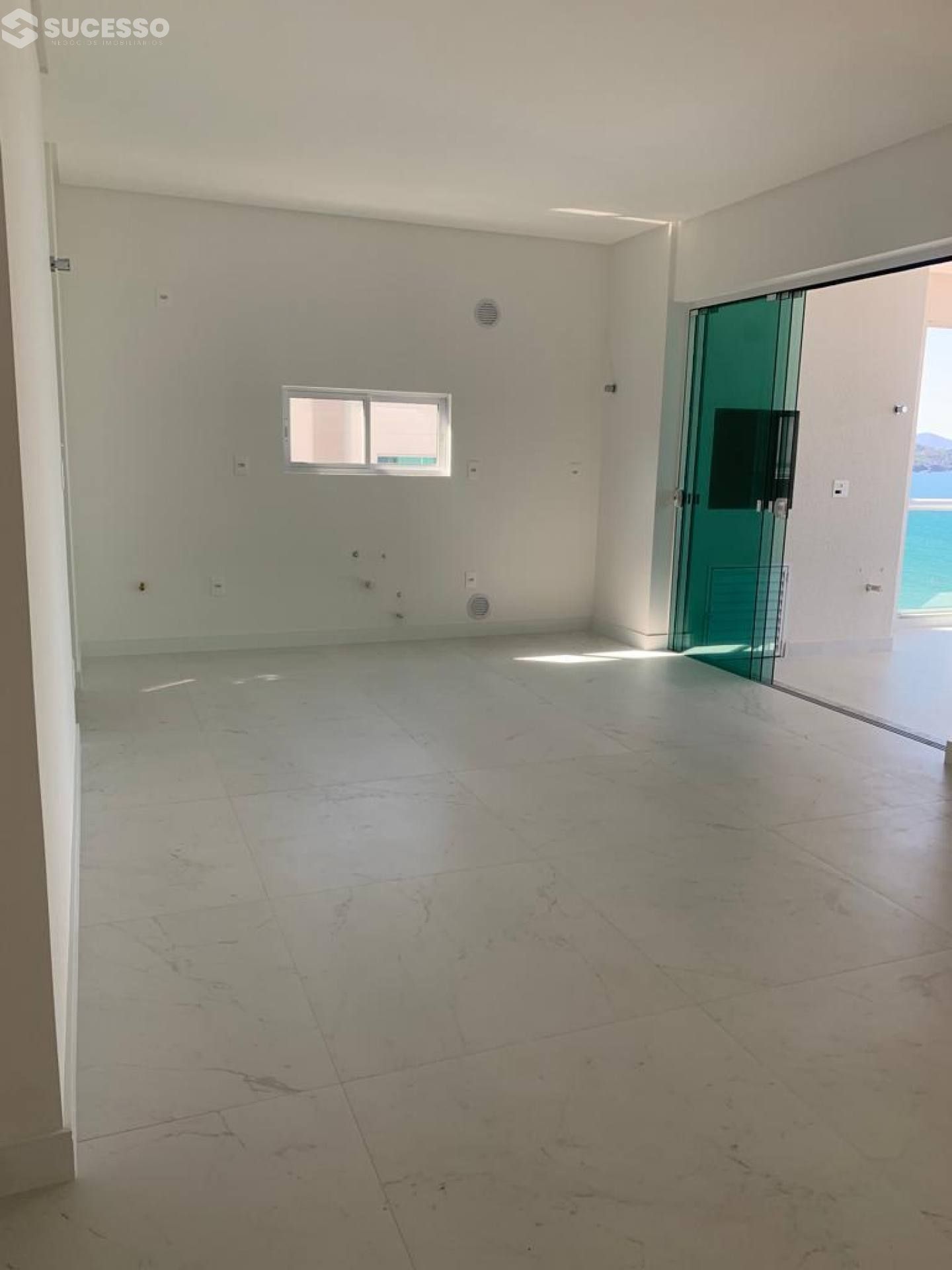 Apartamento de 4 Suítes na Meia Praia em Itapema