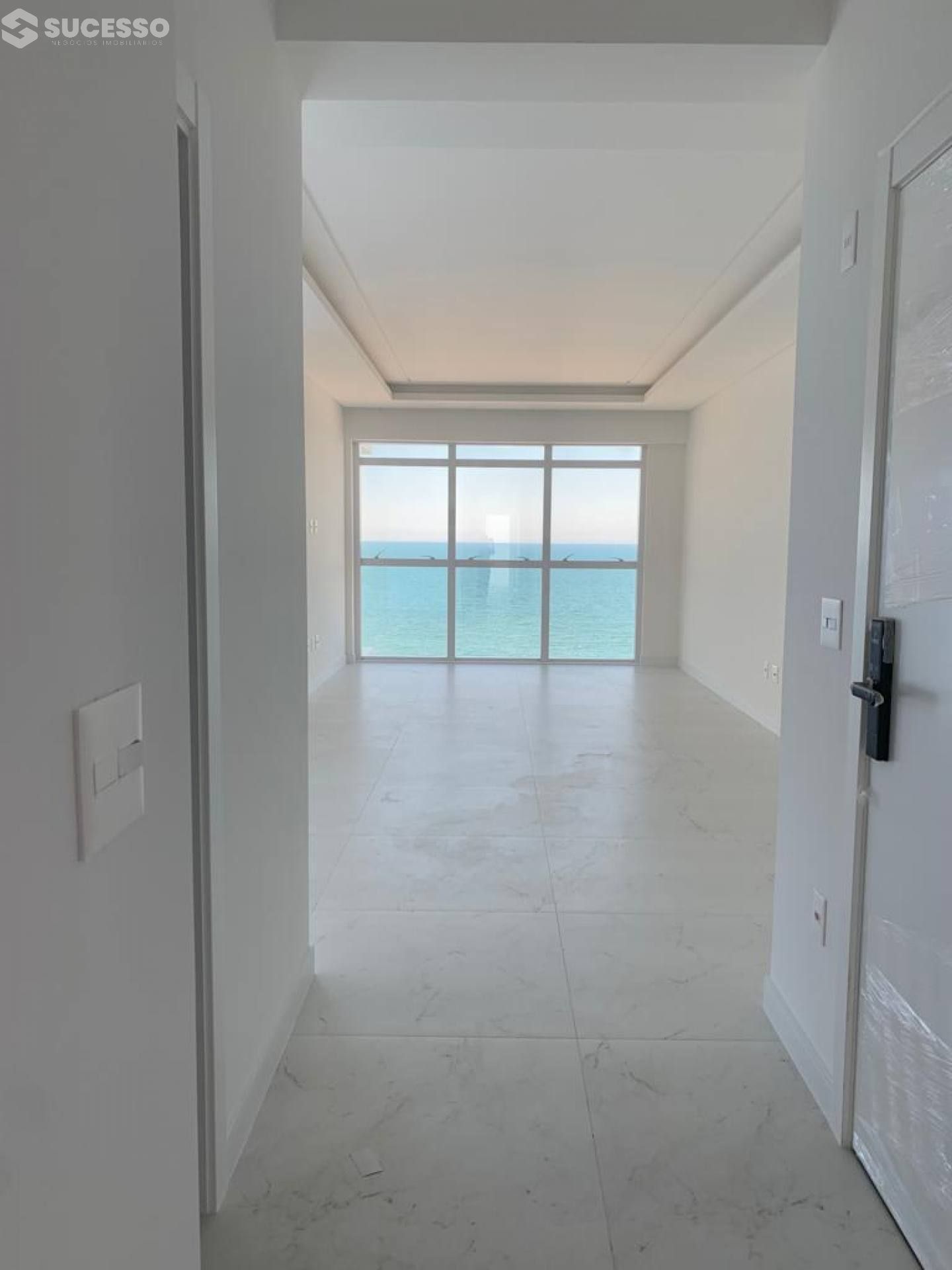 Apartamento de 4 Suítes na Meia Praia em Itapema