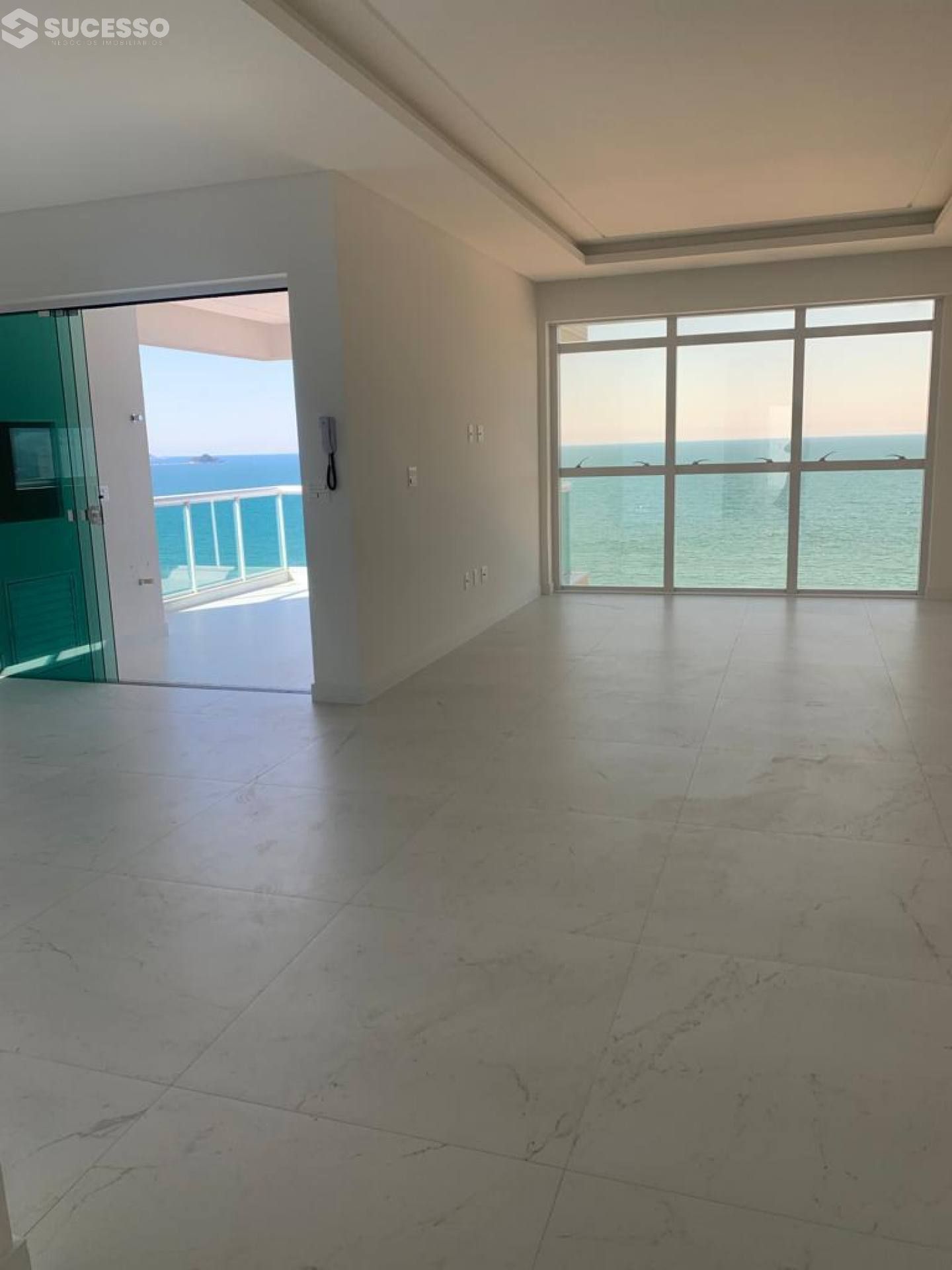 Apartamento de 4 Suítes na Meia Praia em Itapema