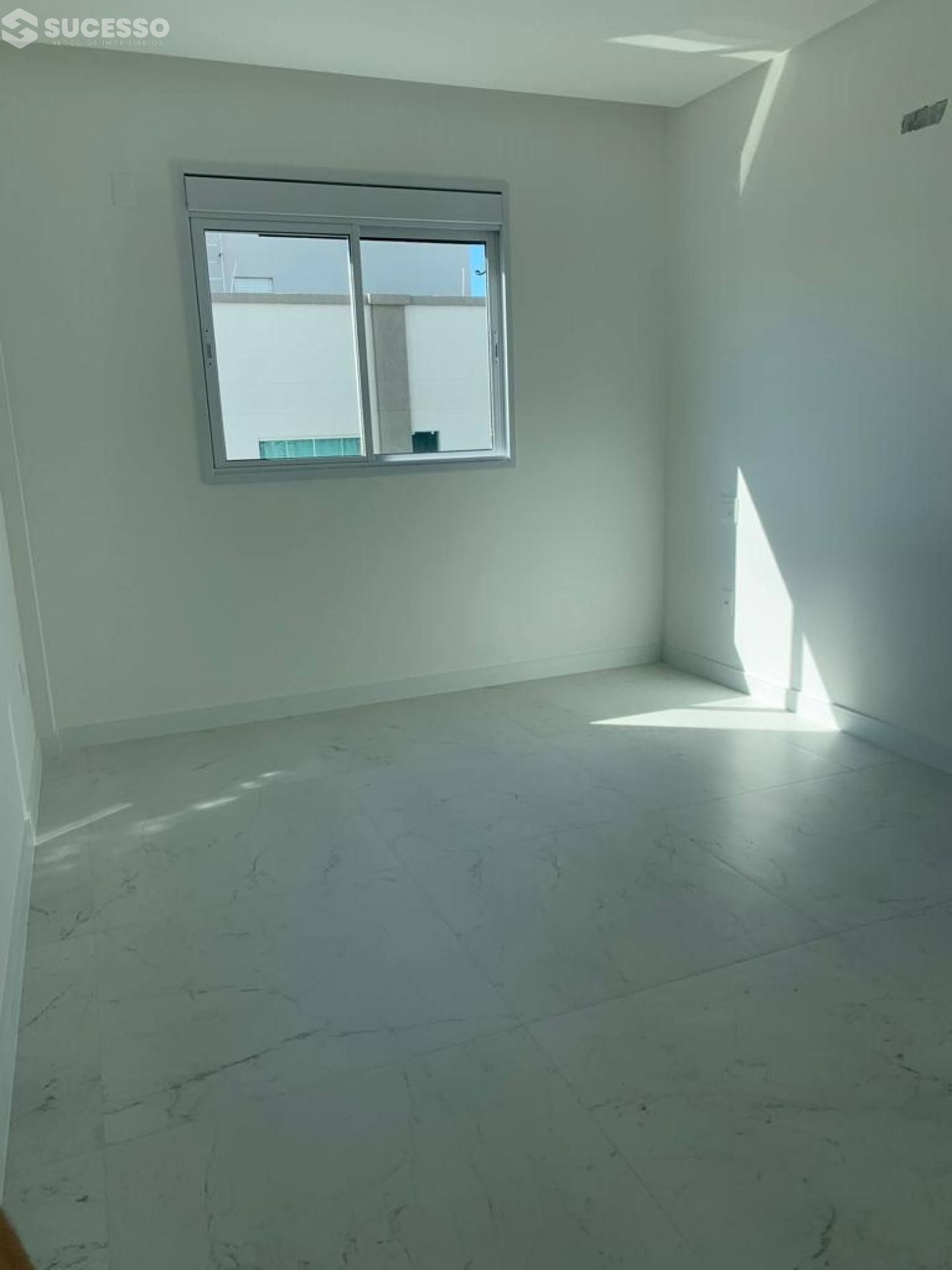 Apartamento de 4 Suítes na Meia Praia em Itapema