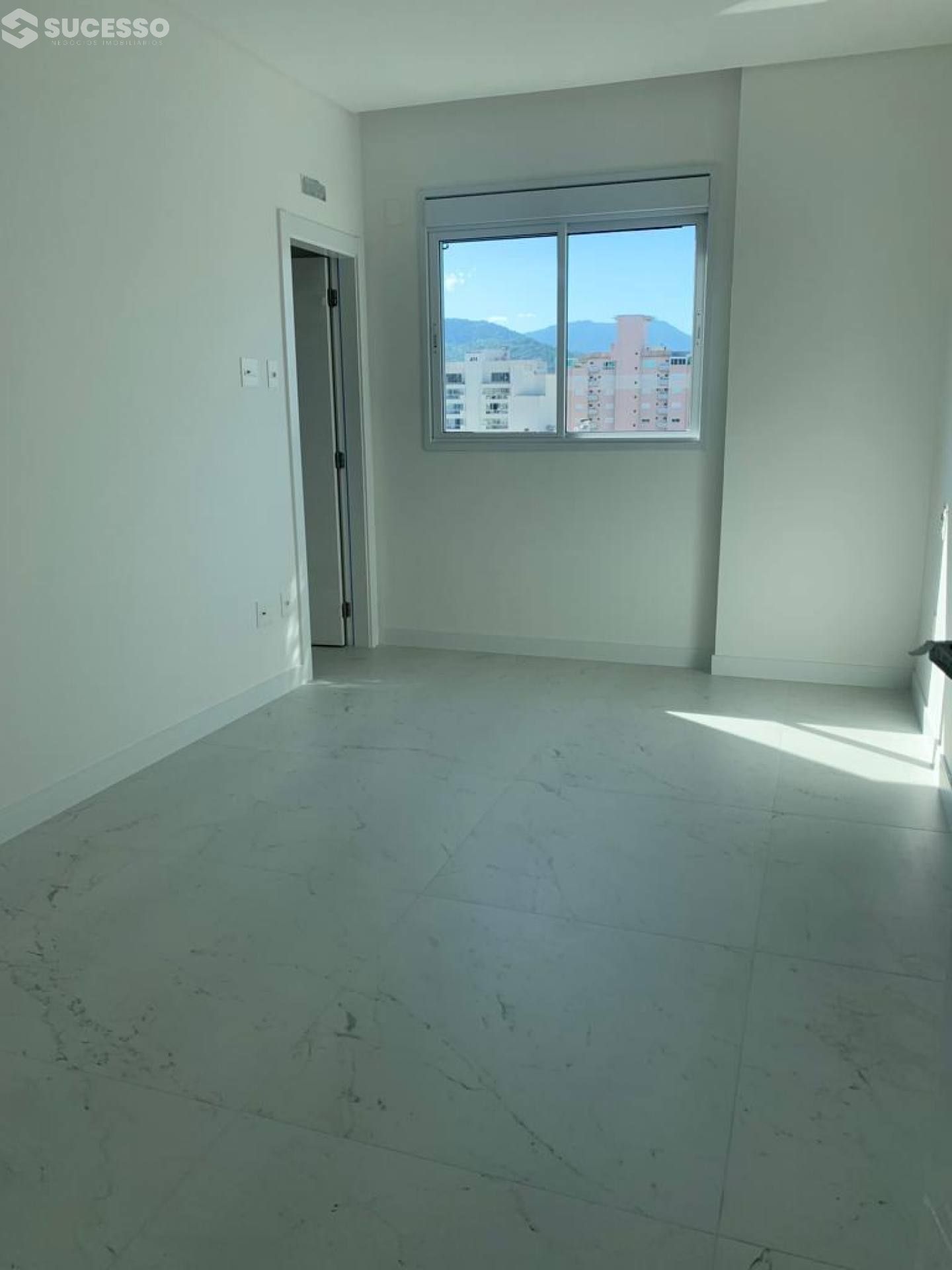 Apartamento de 4 Suítes na Meia Praia em Itapema