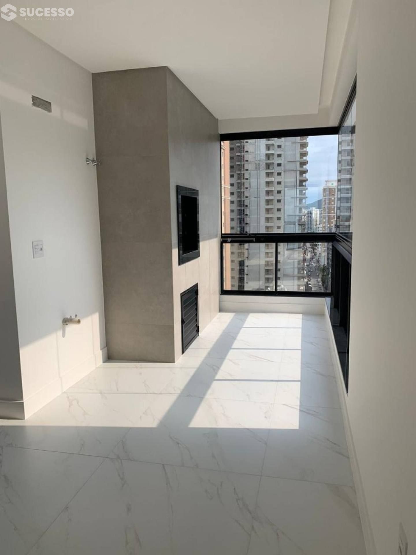 Apartamento Para Vender 3 suítes na Meia Praia, Itapema