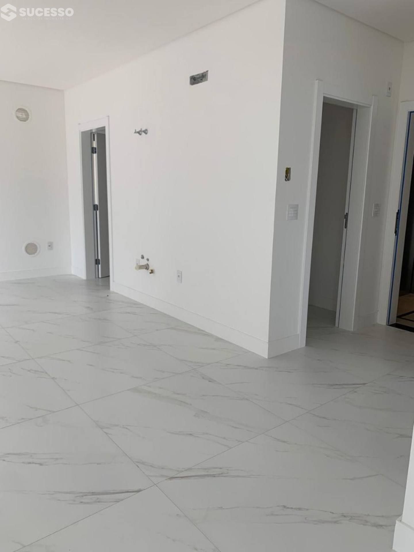 Apartamento Para Vender 3 suítes na Meia Praia, Itapema