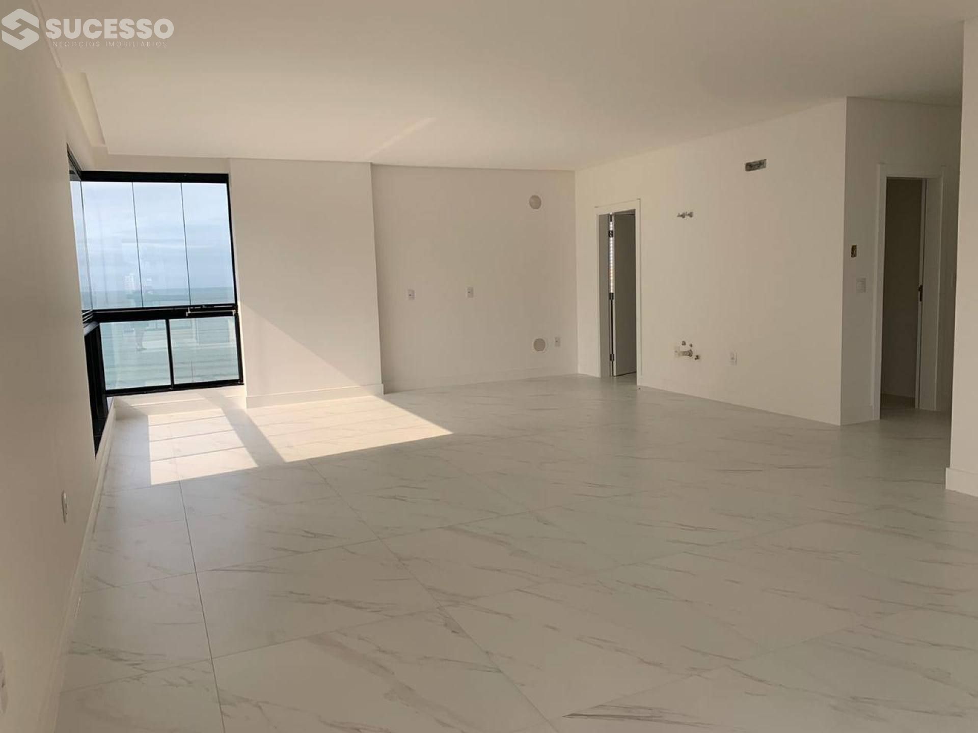 Apartamento Para Vender 3 suítes na Meia Praia, Itapema