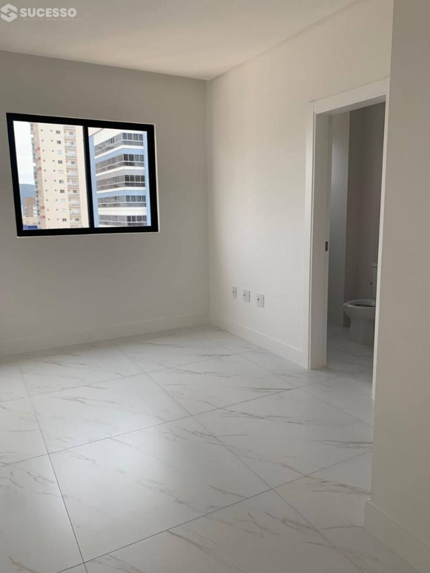Apartamento Para Vender 3 suítes na Meia Praia, Itapema